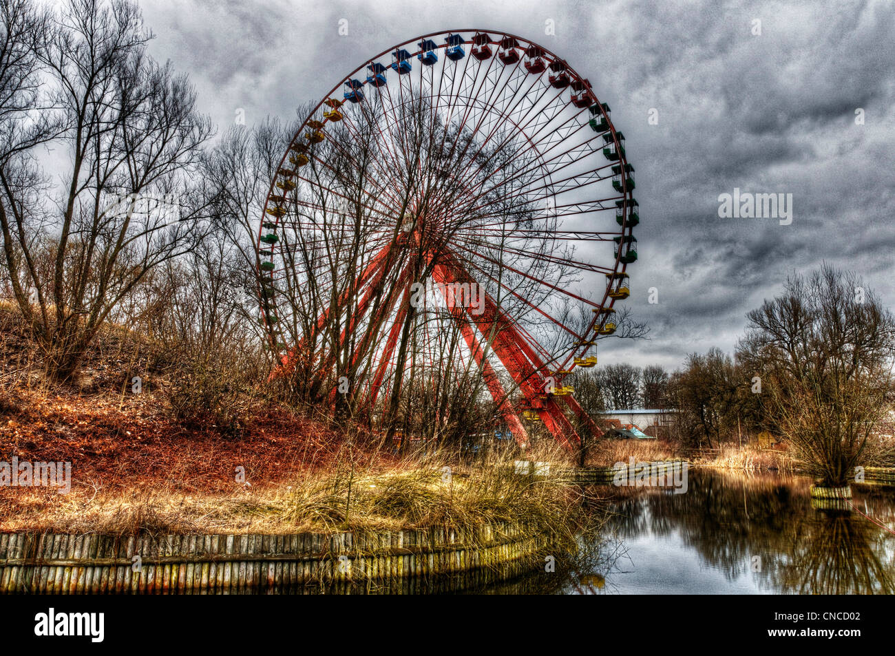 Un abbandonato ruota grande parco di divertimenti in Treptower Park (aka Spreepark) nella ex Berlino Est Foto Stock