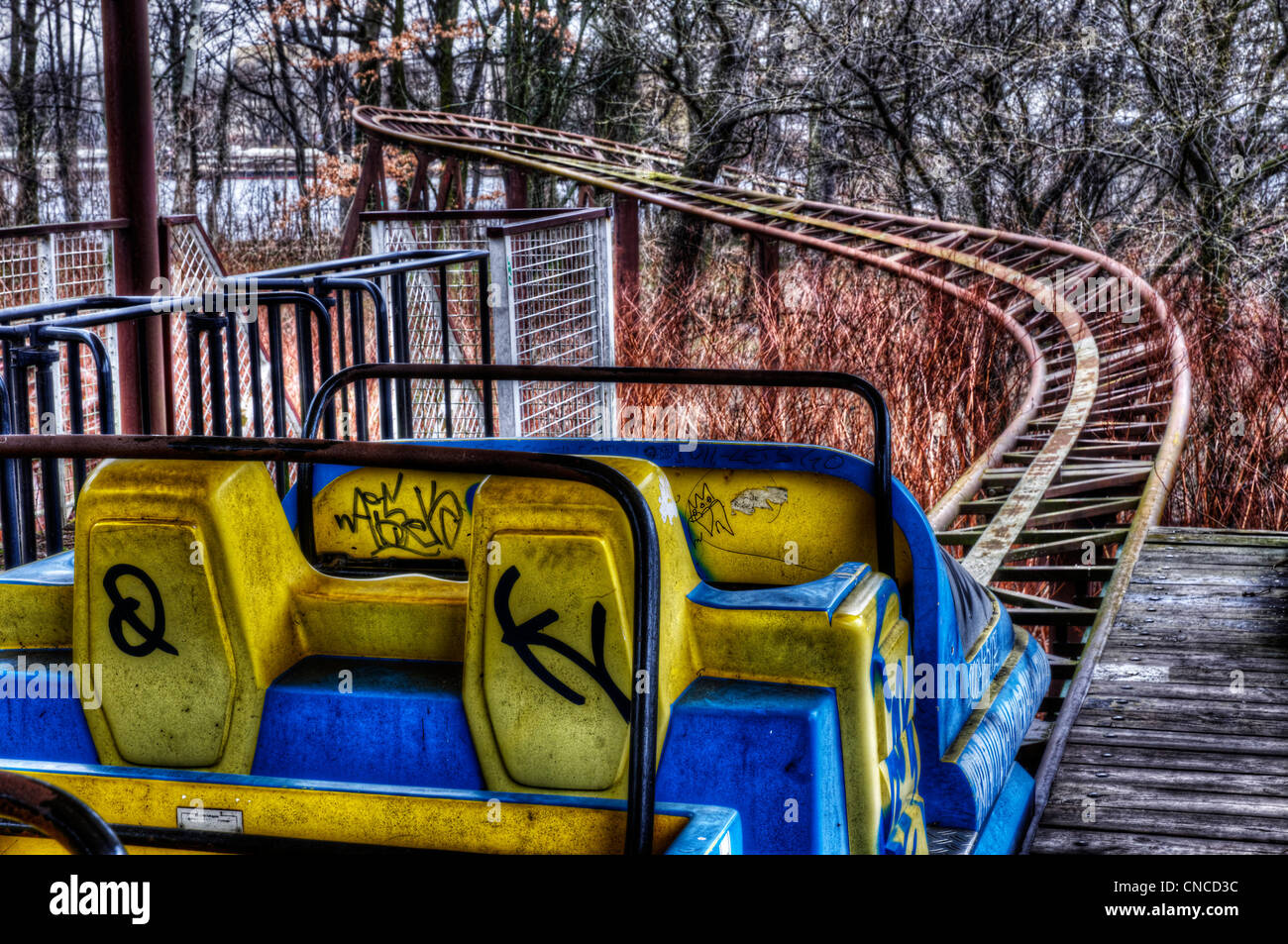 Un abbandonato roller coaster presso il parco di divertimenti nel Parco Treptower (aka Spreepark) nella ex Berlino Est Foto Stock