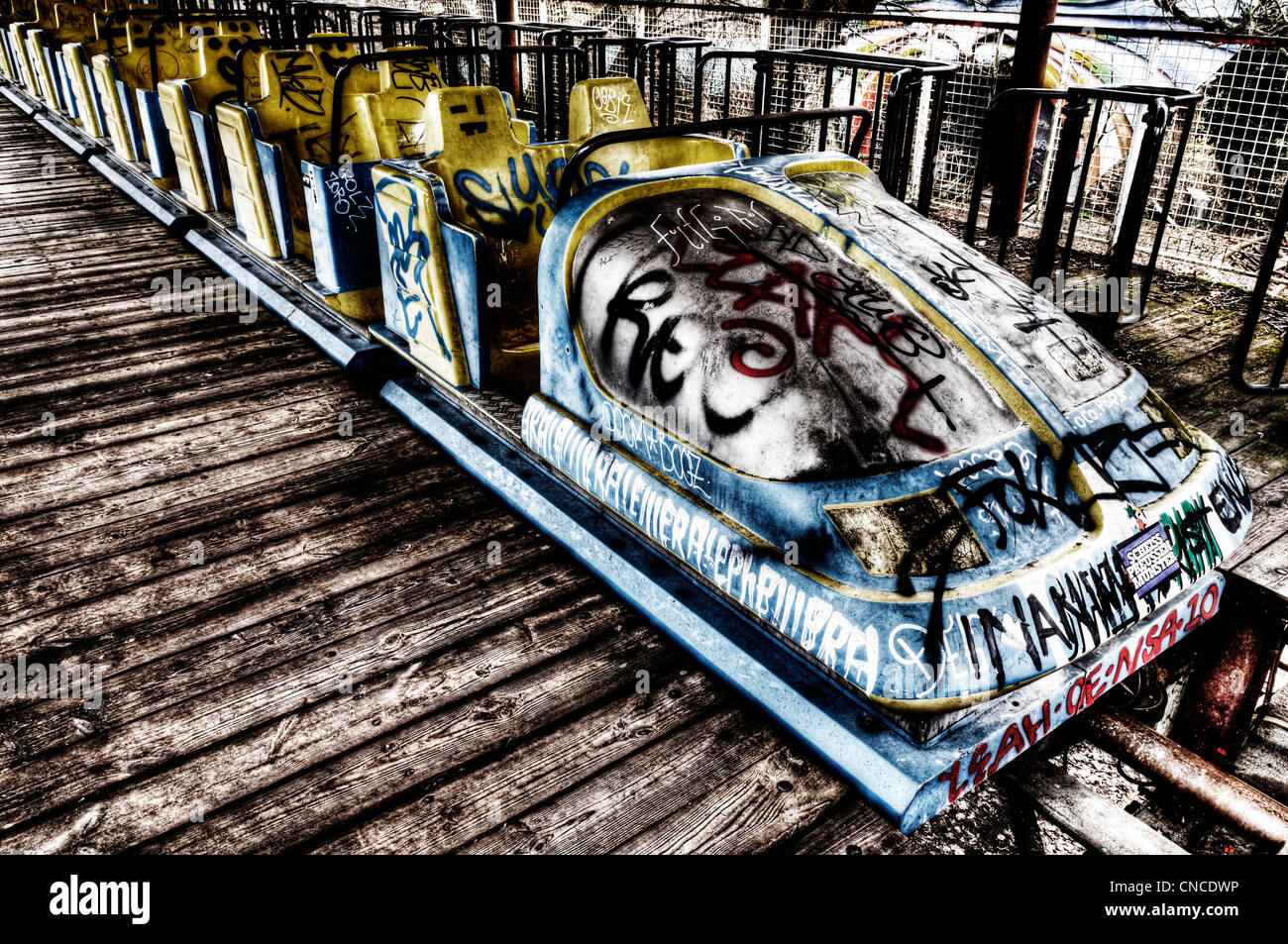 Un abbandonato roller coaster treno nel parco di divertimenti nel Parco Treptower (aka Spreepark) nella ex Berlino Est Foto Stock