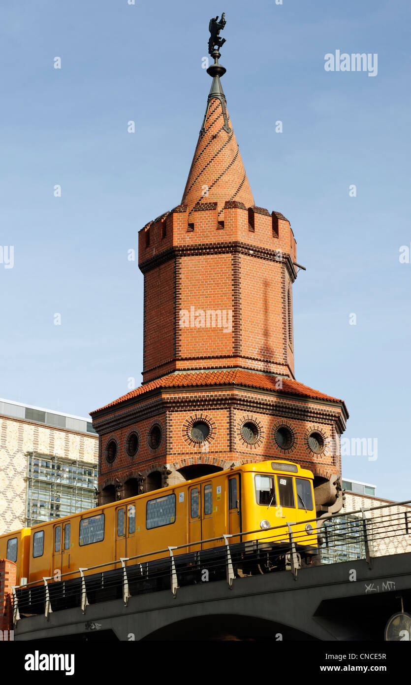 Un U-Bahn treno sul ponte Oberbaum a Berlino Foto Stock