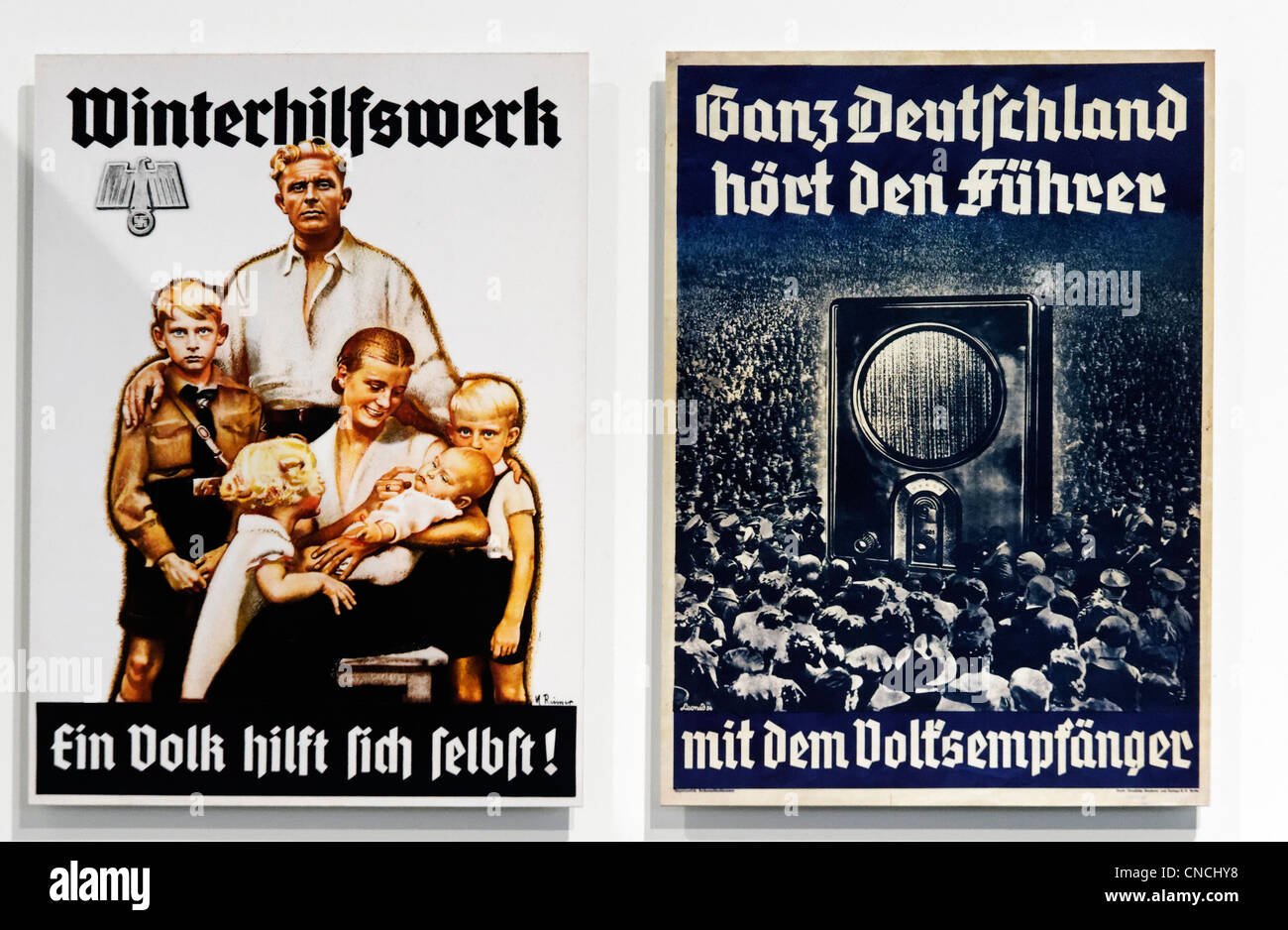 Due tedesco nazista manifesti la promozione di unione familiare attraverso l'inverno programma di aiuto e di unità nazionale sotto Hitler Foto Stock