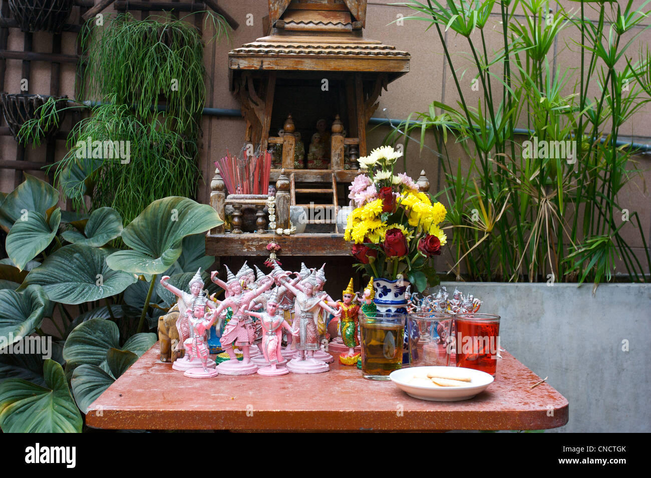 Thailandese spirito casa, bambole da ballo, altare, indù, danzatori tradizione, offerte, sala, Bangkok, Thailandia Foto Stock