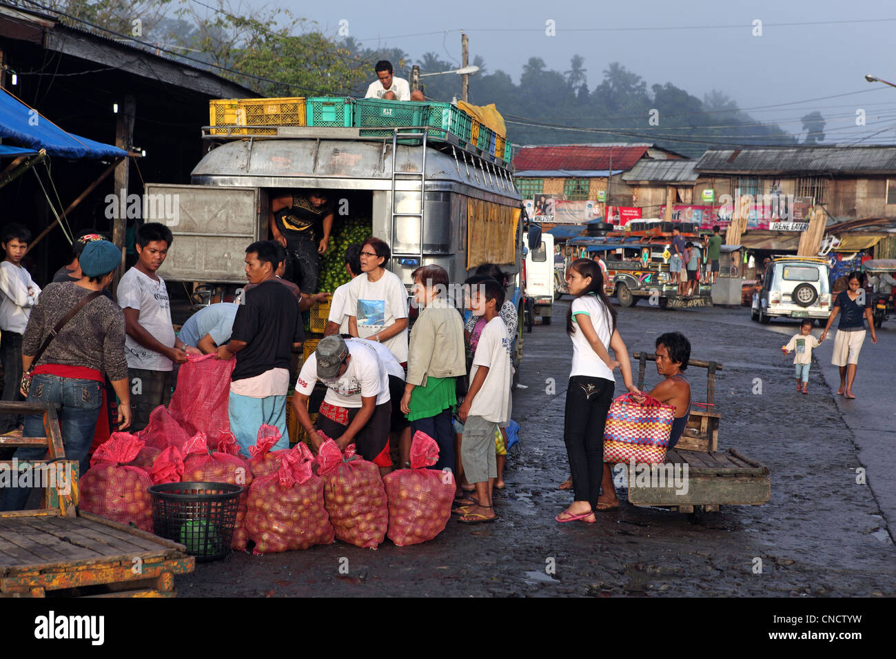 Limes essendo venduto da un pieno carico autobus al Waterfront mercato. Tacloban, isola di Leyte, Leyte, Eastern Visayas, Filippine Foto Stock