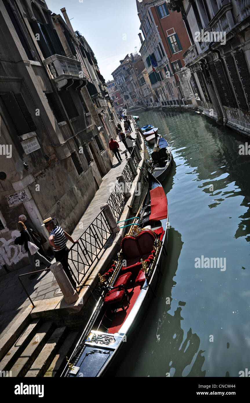 Un tipico canale di acqua denominato Rio con gondole - Venezia - Italia Foto Stock