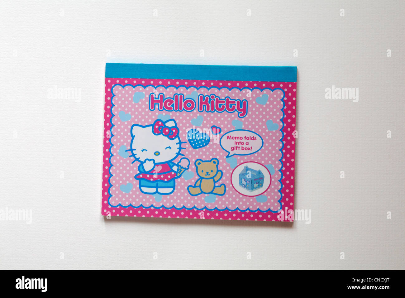 Hello Kitty memo del Blocco note si ripiega in una confezione regalo isolato su sfondo bianco Foto Stock