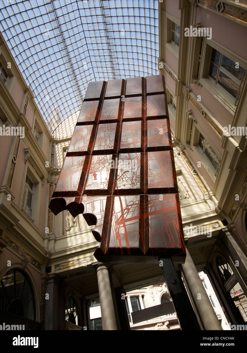 Grande cioccolato Belga segno nella storica galerie Saint Hubert shopping mall a Bruxelles, in Belgio Foto Stock