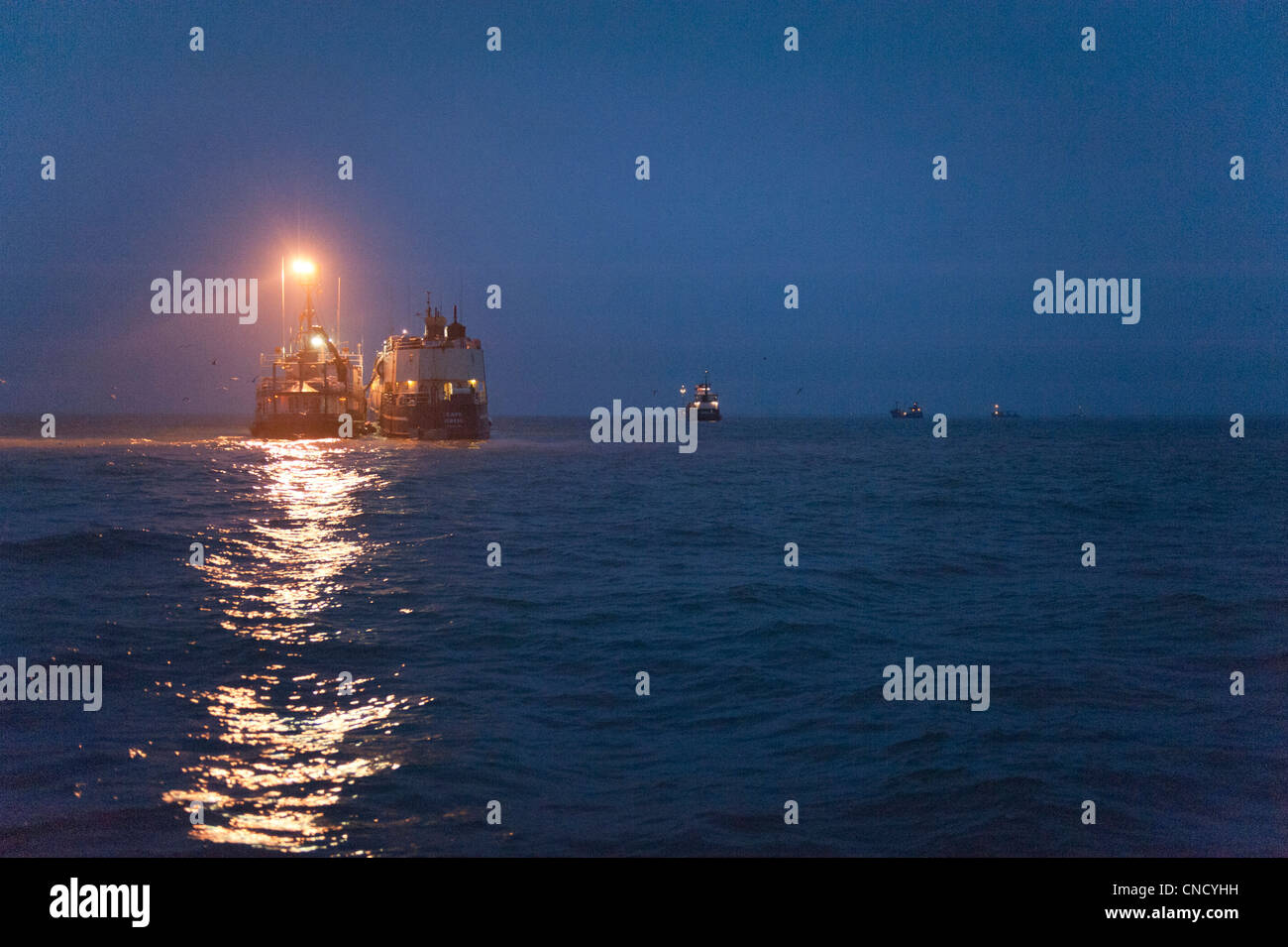 Vista notturna di un processore mobile struttura di ancoraggio in Baia Ugashik nella baia di Bristol regione, Southwest Alaska, estate Foto Stock
