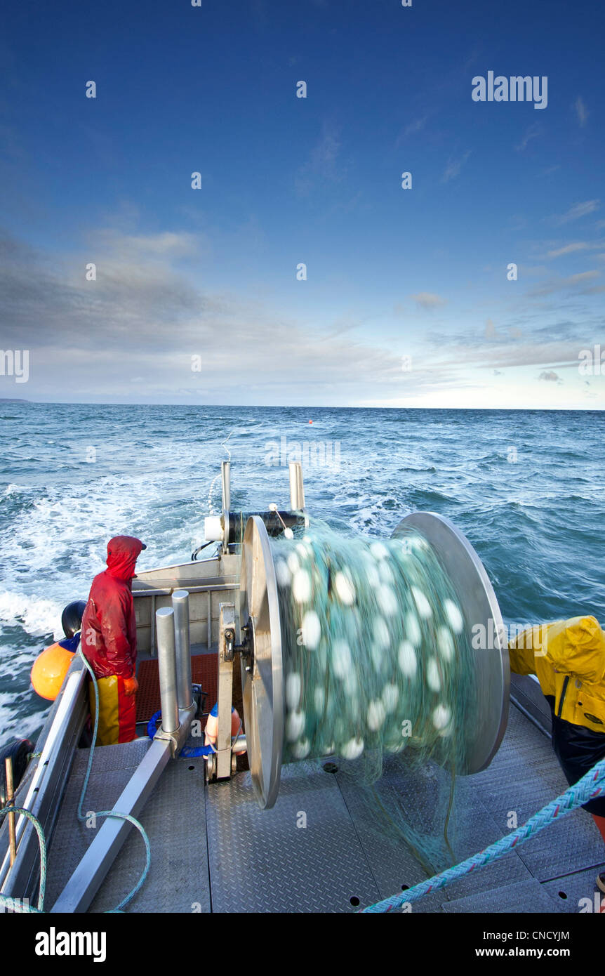 L'equipaggio getta fuori il primo insieme di reti da imbrocco in Ugashik Bay, Bristol Bay regione, Southwest Alaska, estate Foto Stock