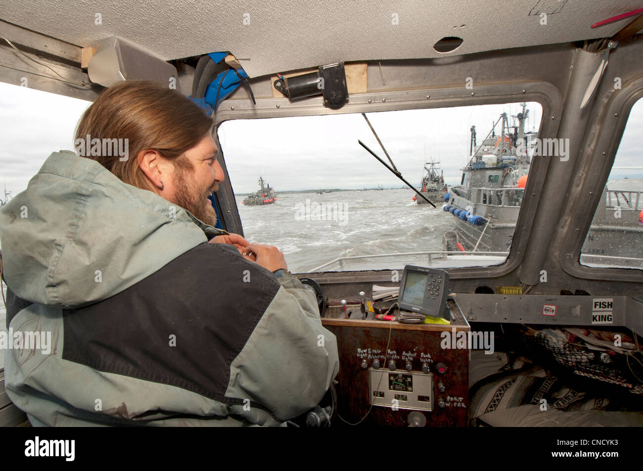 Skipper scherza con il suo equipaggio a mentre si è in attesa di consegnare la mattina di catture in Ugashik Bay, Bristol Bay regione, Alaska Foto Stock
