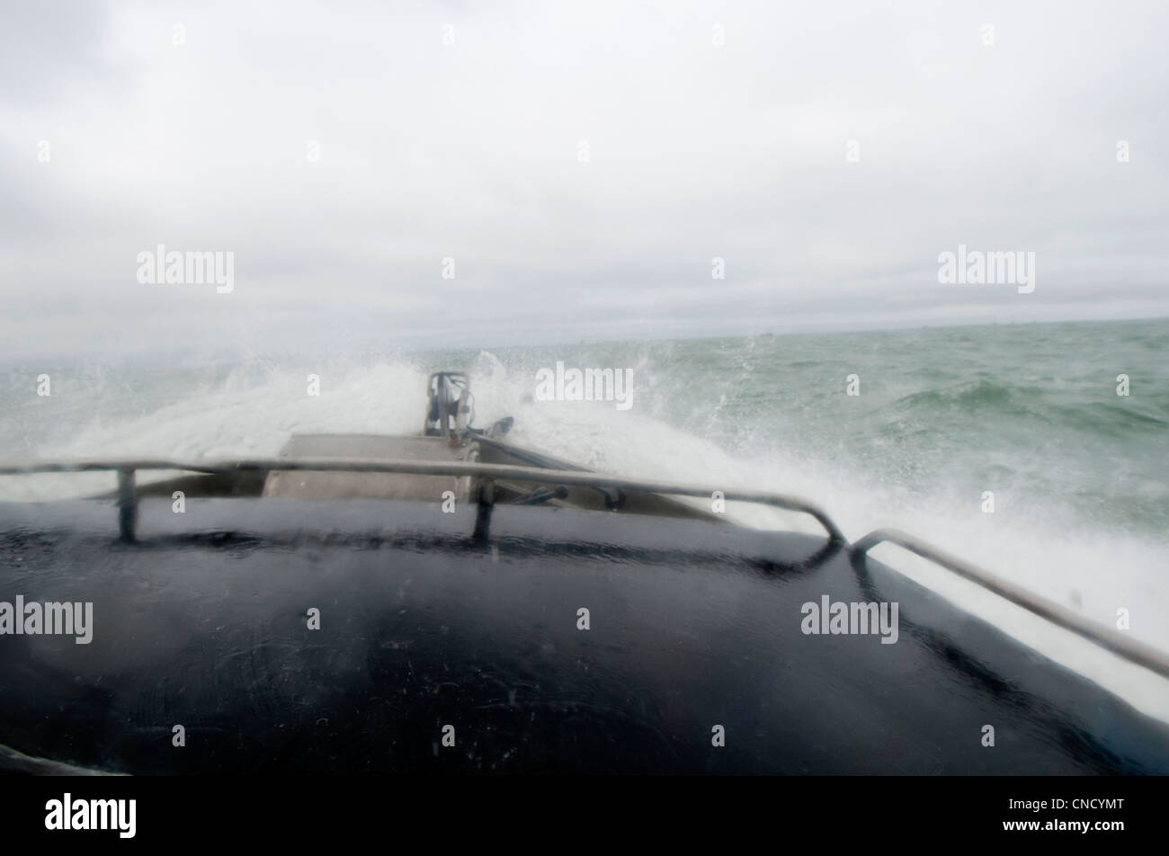 Vista dalla cabina di onde che si infrangono sulla prua di una deriva net barca in Bristol Bay vicino Naknek, Soutwest Alaska, estate Foto Stock