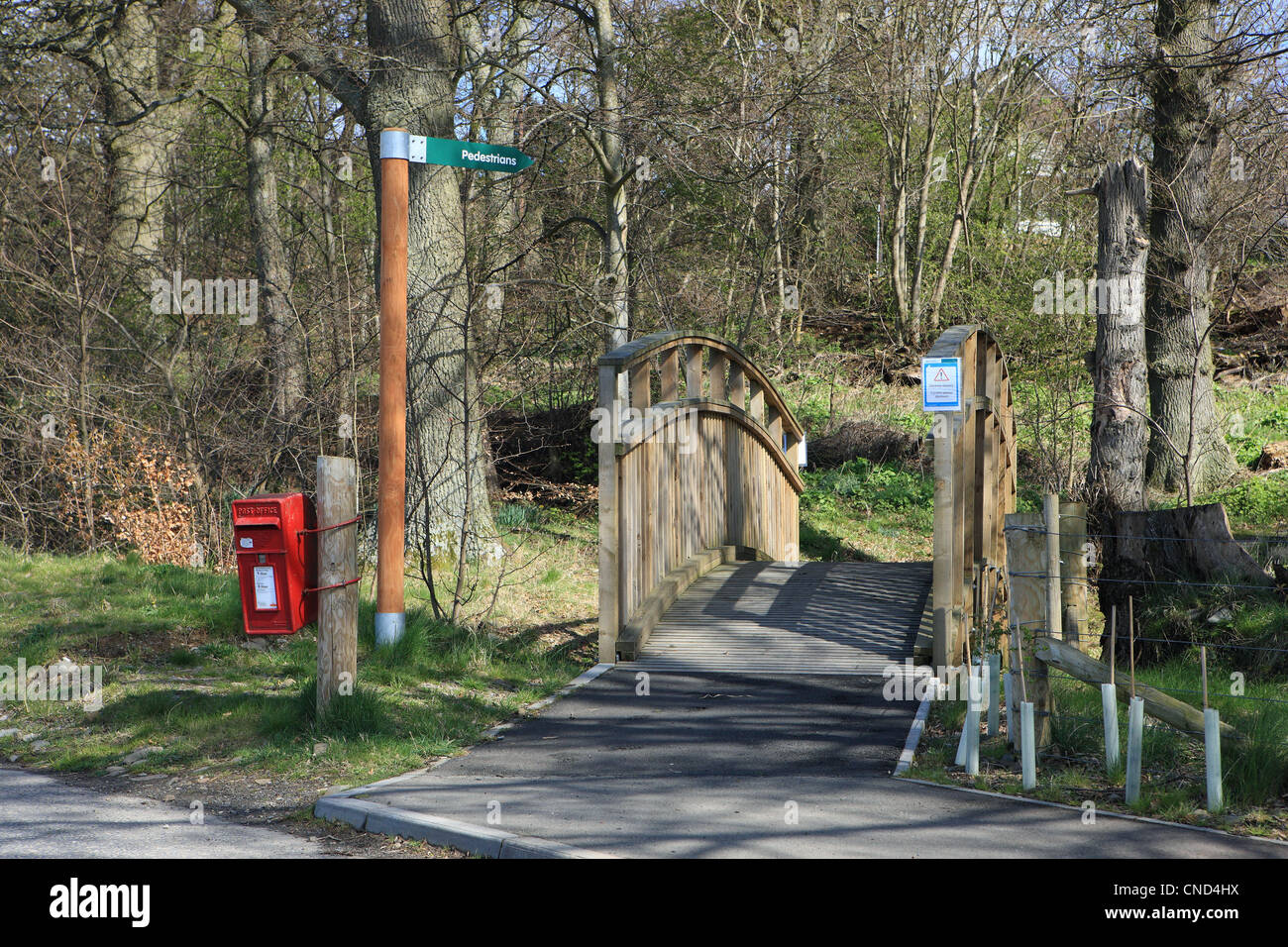 Bridge, postbox e firmare in campagna a Glentress nei confini scozzesi Foto Stock