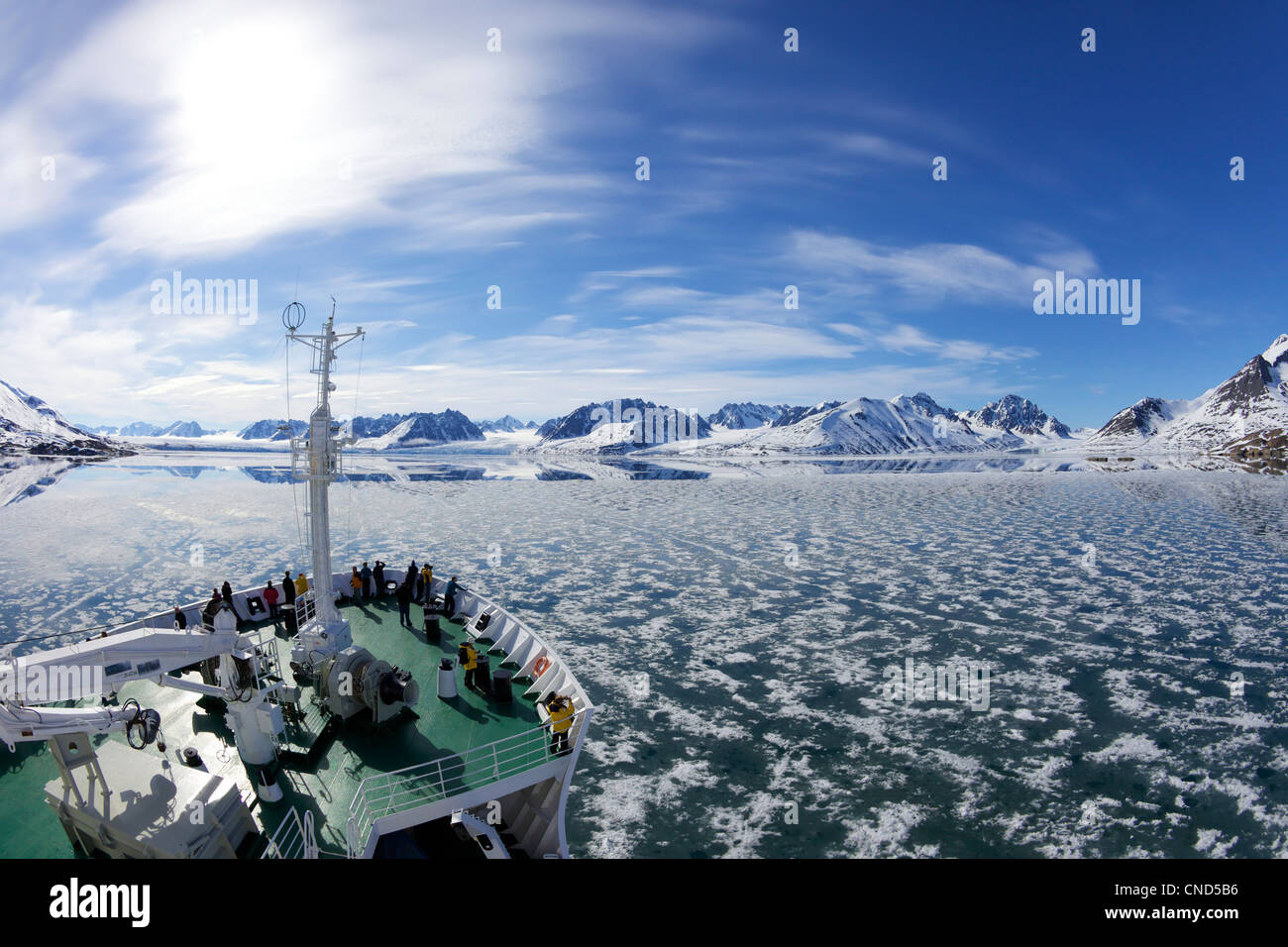 I turisti a bordo di arctic esplorazione polare nave da crociera, Akademik Sergey Vavilov, nei pressi di Monaco glacier Liefdefjorden Spitzbergen Foto Stock