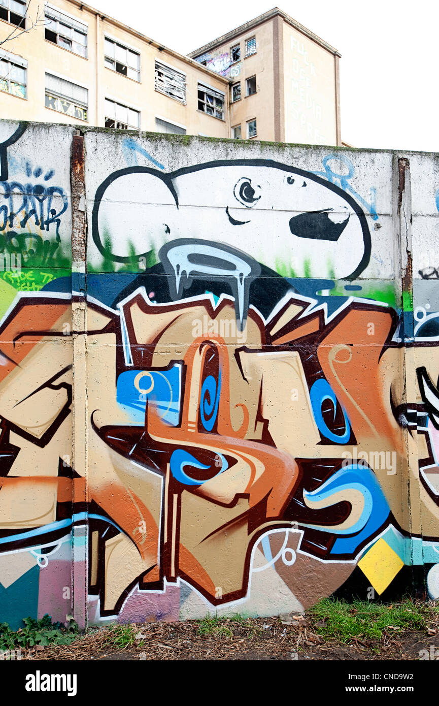 Il quartiere Friedrichshain di Berlino con la street art graffiti in una area abbandonati vicino al fiume Foto Stock