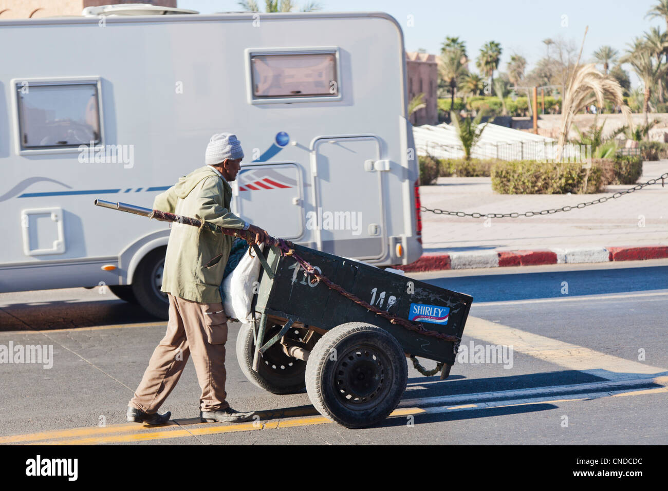 Il vecchio uomo che porta un carrello in Marrakech città del Foto Stock