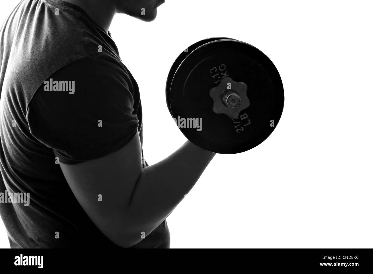 Back lit silhouette di un giovane uomo di sollevamento pesi in bianco e nero. Foto Stock