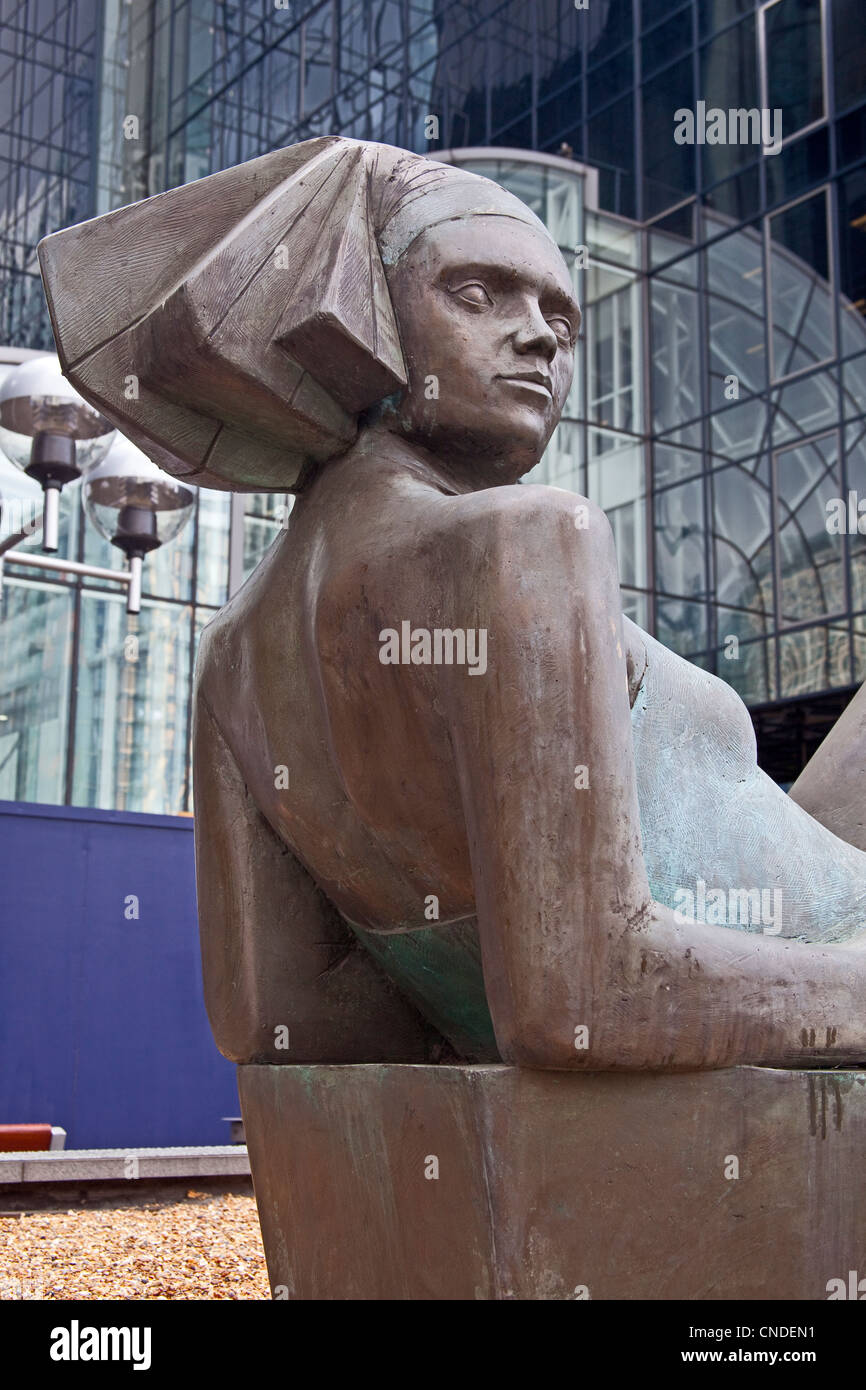 Londra, Isle of Dogs una sezione di Andre Wallace "Vento di Cambiamento" al Harbour Exchange Aprile 2012 Foto Stock