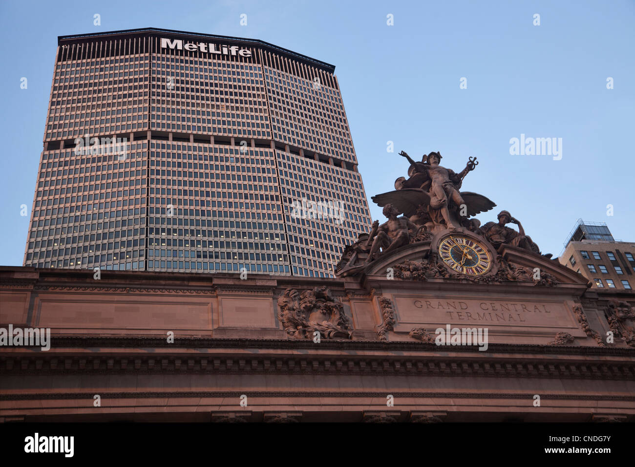 MetLife Building a 200 Park Avenue con Grand Central Terminal in primo piano a Manhattan, New York City Foto Stock