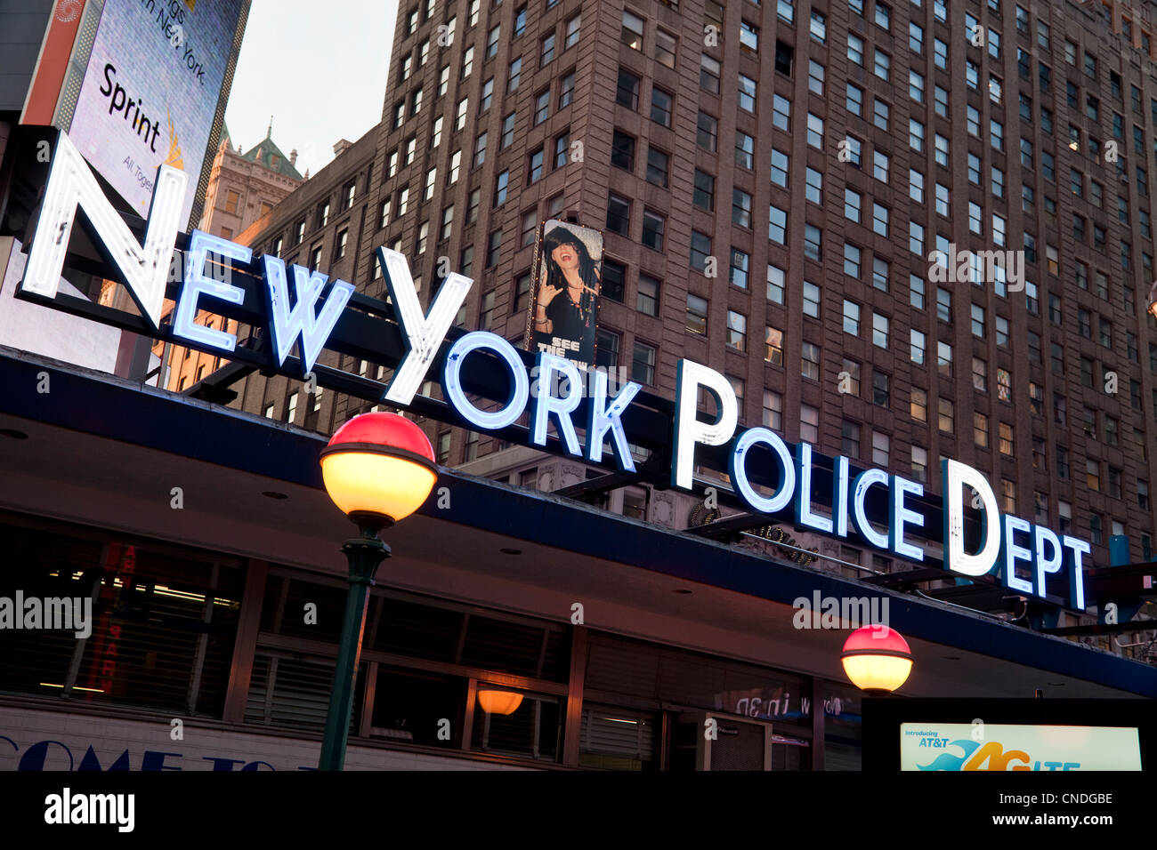 Il New York Police Department edificio in Times Square a Manhattan, New York City. Foto Stock