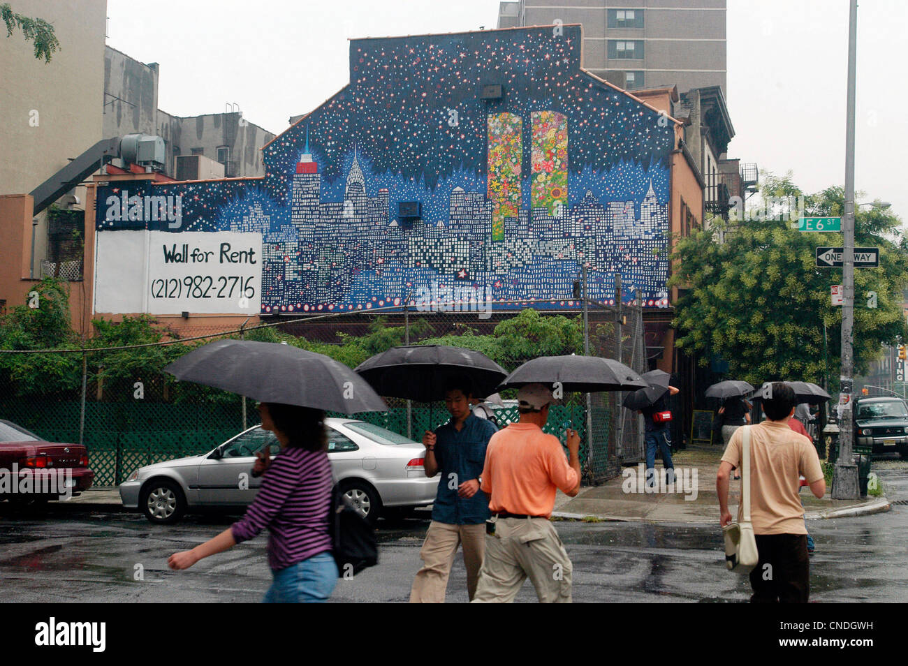 9/11 murale a 35 Cooper Square sopra il ristorante I Delfini sulla luglio 23, 2004. (© Francesca M. Roberts) Foto Stock