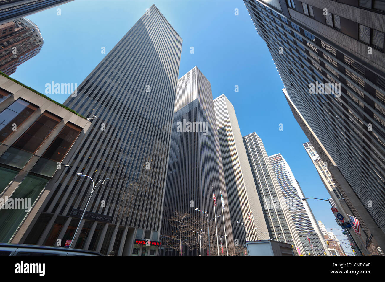 XYZ edifici su Avenue of the Americas (Sesta Avenue) a Manhattan, New York City Foto Stock
