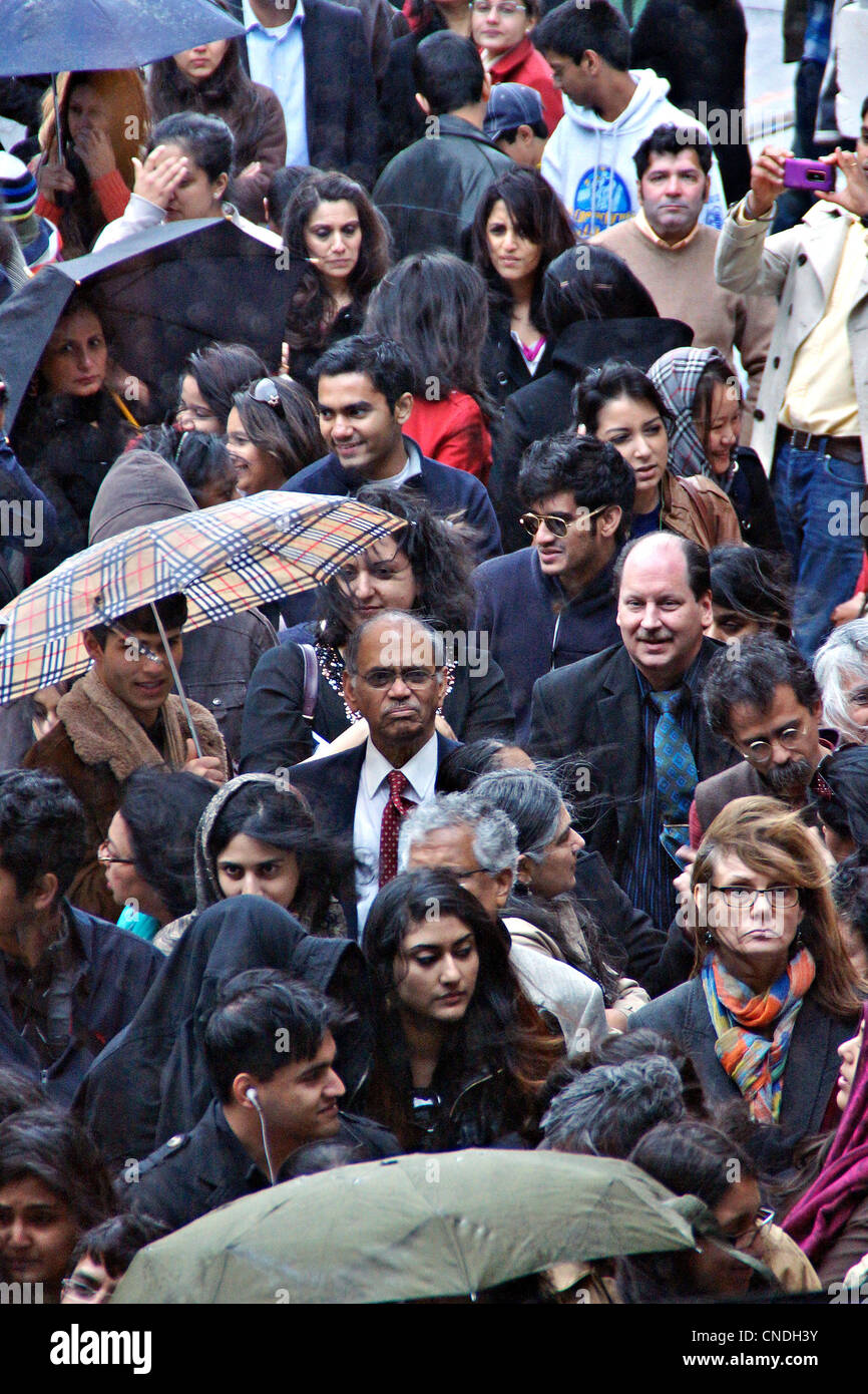 New Haven, CT, Stati Uniti d'America-- La folla attende per film di Bollywood superstar Shah Rukh Khan al di fuori della Shubert Theatre di New Haven. Shah Rukh Khan stava ricevendo la Chubb Fellowship dell'Università di Yale. Foto Stock