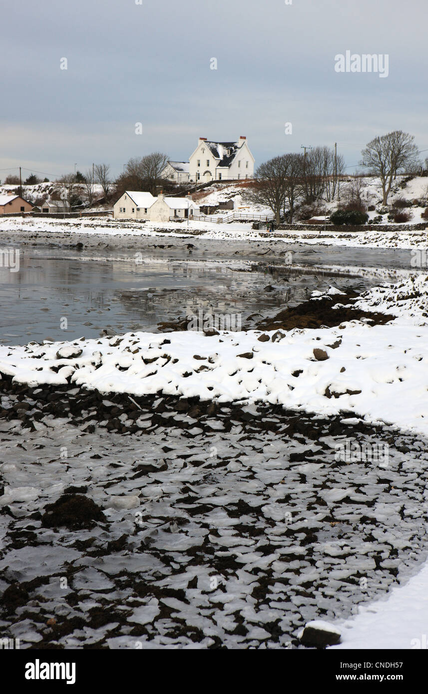 Congelati rocce e mare di ghiaccio a Bunessan sull'Isle of Mull Foto Stock