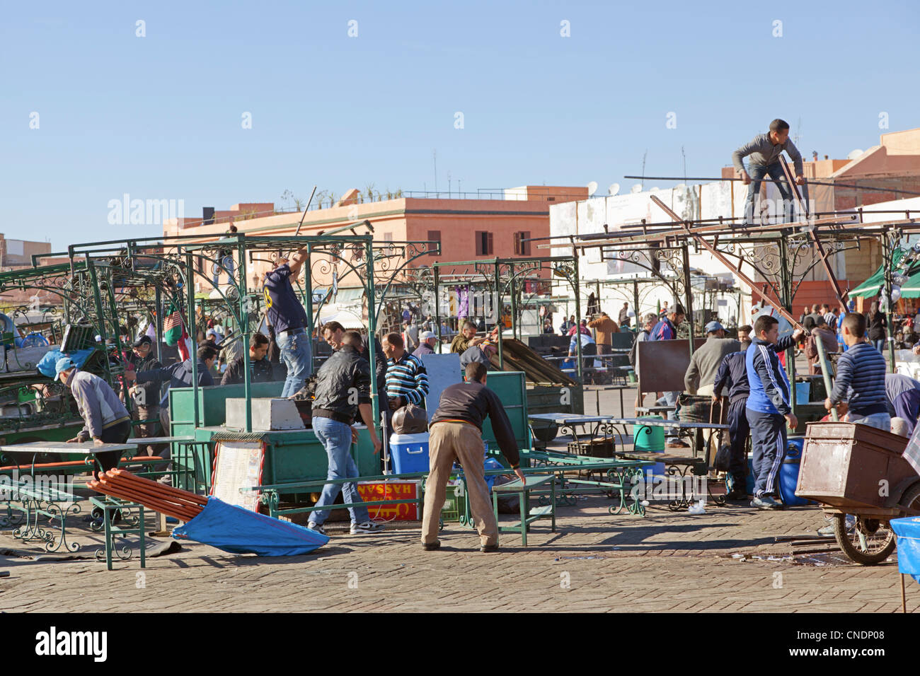 Lavoratori assemblaggio banchi di cibo a mezzogiorno Foto Stock