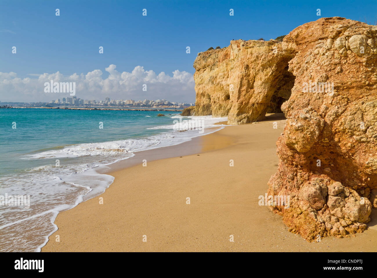 Spiaggia Pintadinho rocce il surf e la sabbia Ferragudo Portimao Algarve Portogallo UE Europa Foto Stock