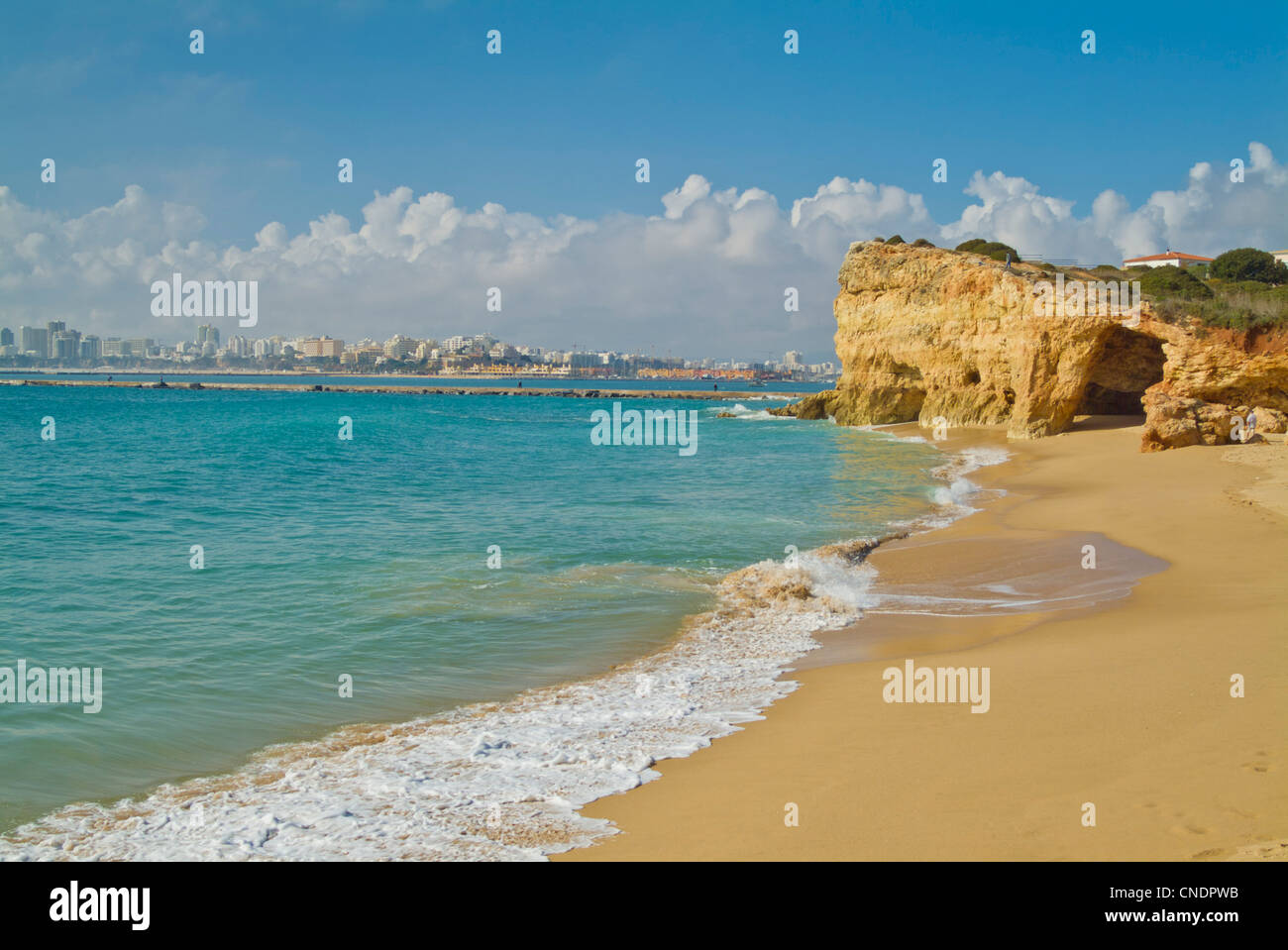 Spiaggia Pintadinho rocce il surf e la sabbia Ferragudo Portimao Algarve Portogallo UE Europa Foto Stock