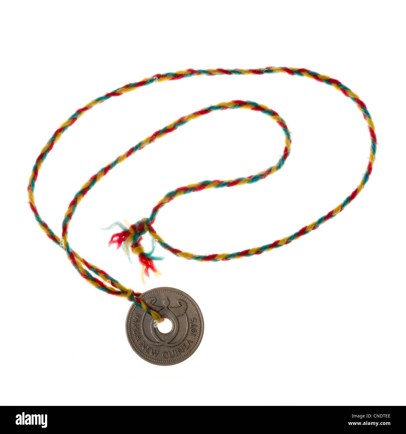 Moneta con foro da Papua Nuova Guinea come una collana; fatta da un bambino. Foto Stock