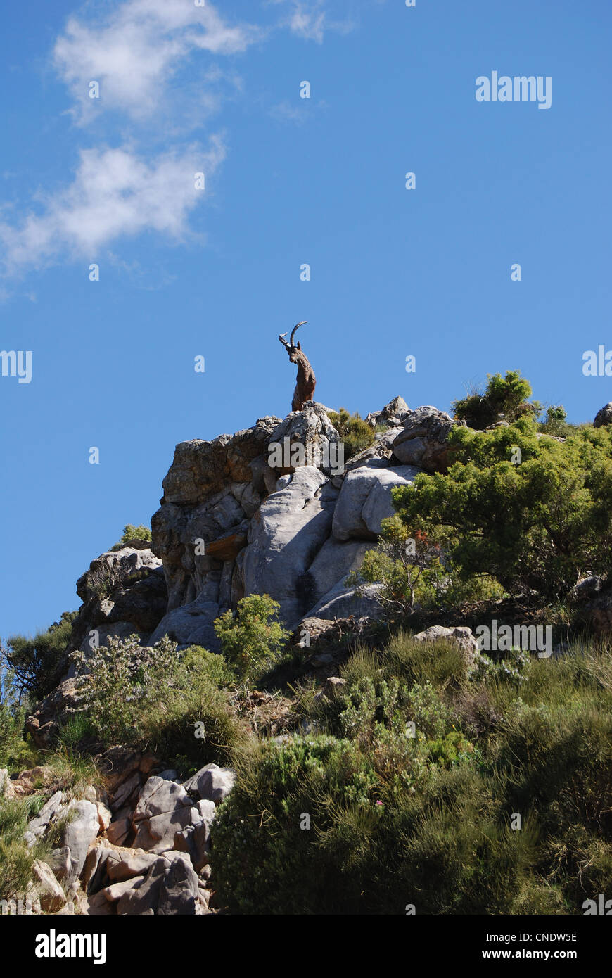 Statua di capra sulla cima di una montagna, Refugio de Juanar, vicino a Marbella, Costa del Sol, provincia di Malaga, Andalusia, l'Europa. Foto Stock