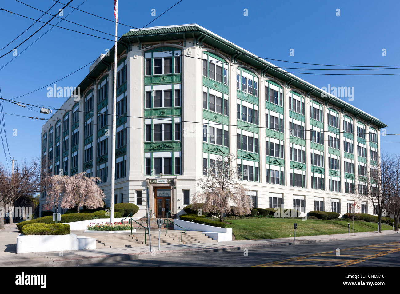 Il punto di riferimento la vita dei risparmiatori edificio, ora convertito in condomini in Port Chester, New York. Foto Stock