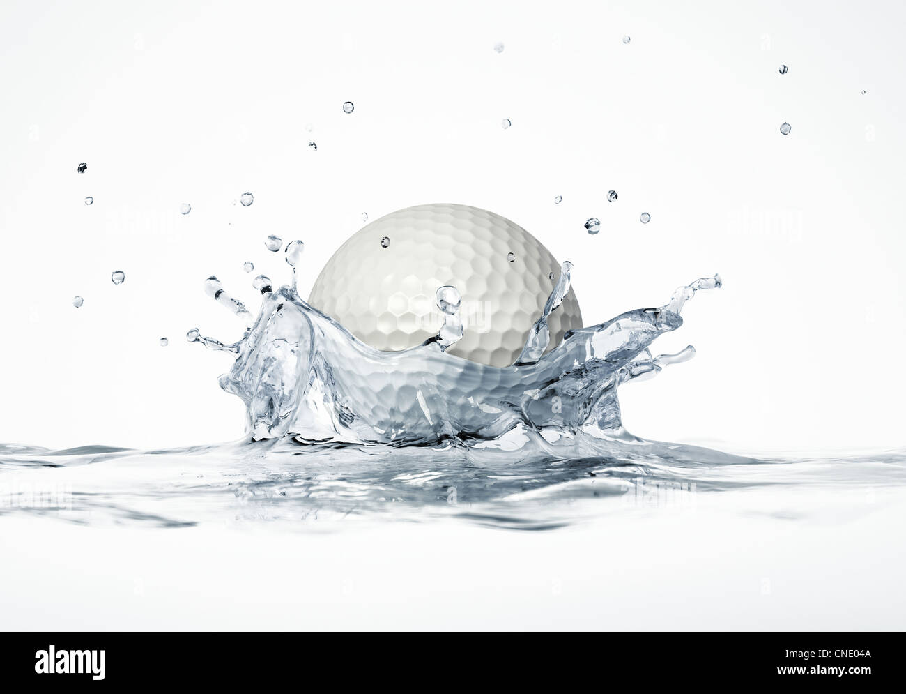 White pallina da golf schizzi in acqua formando una corona splash. Su sfondo bianco, con profondità di campo. 3 D rendering digitale. Foto Stock