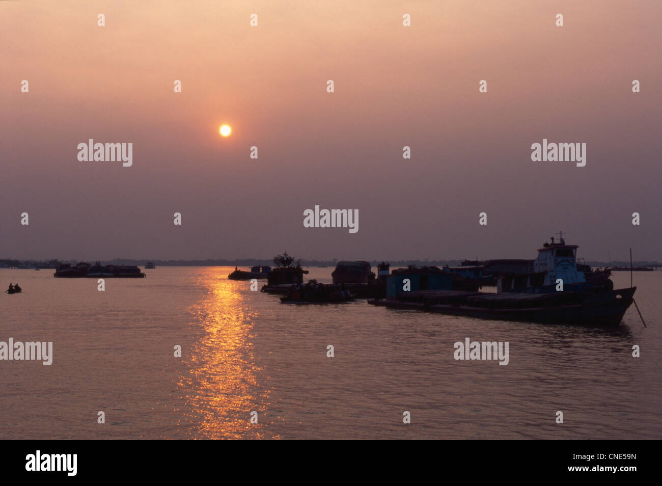 Il traffico nella Padma (Fiume Gange) e fiume Jamuna (Brahmaputra) è ricco e vitale per il Bangladesh la vita quotidiana Foto Stock