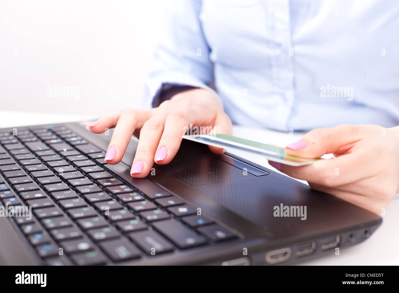 Business donna digitazione e effettuare il pagamento on-line con carta di credito Foto Stock