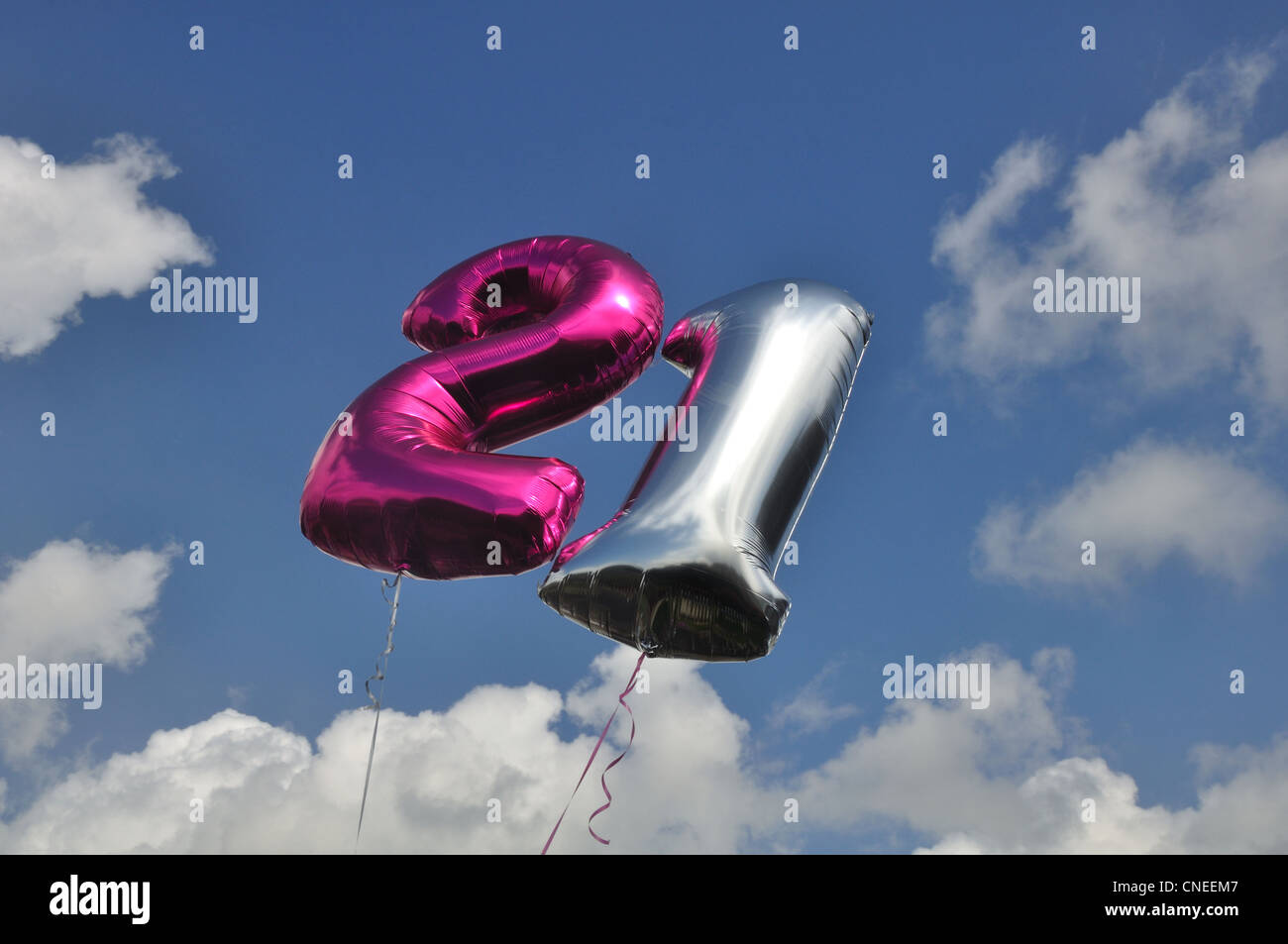 Ventunesimo compleanno palloncini galleggianti in un cielo blu Foto Stock