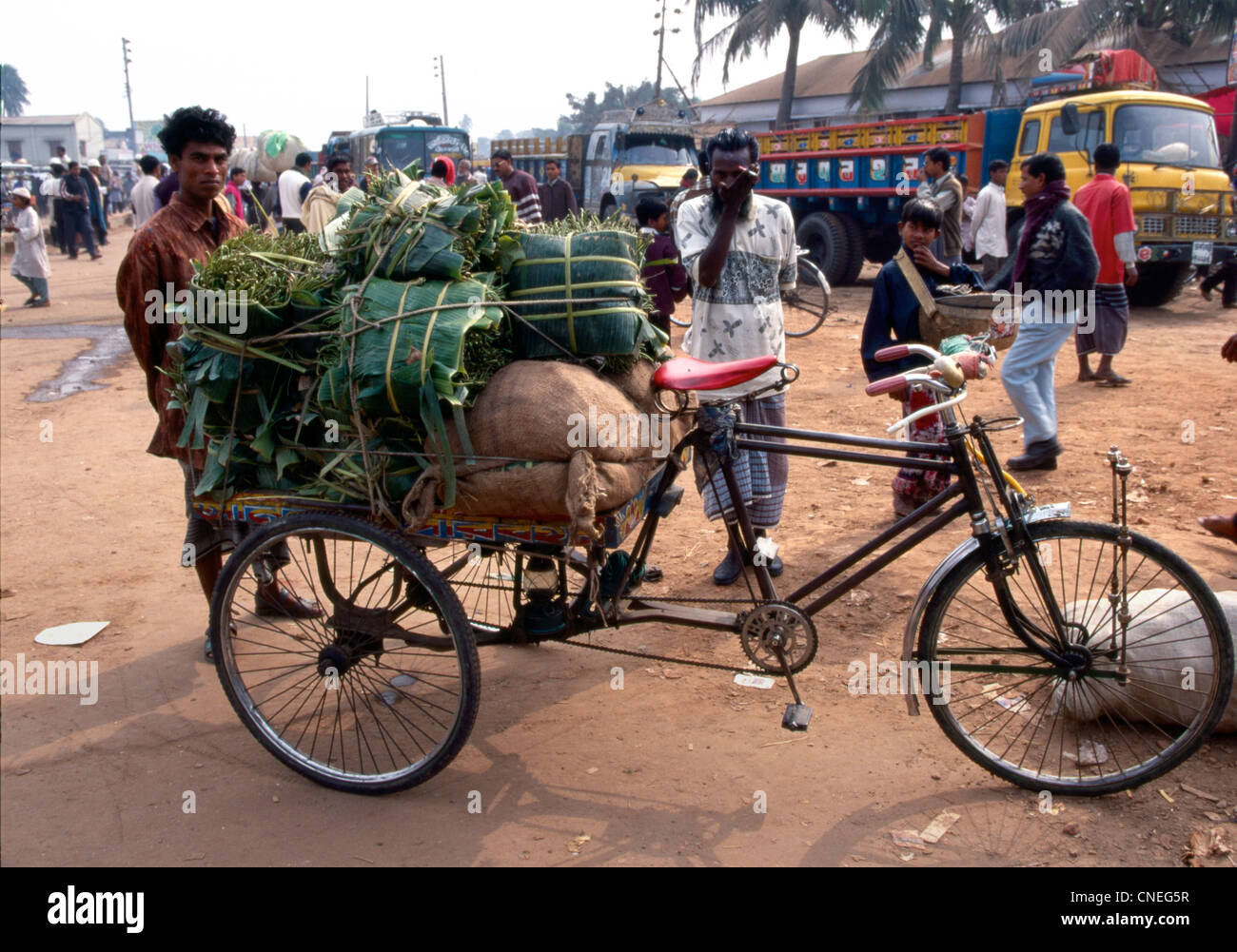 La vita di strada dominato da Rickshaw Foto Stock