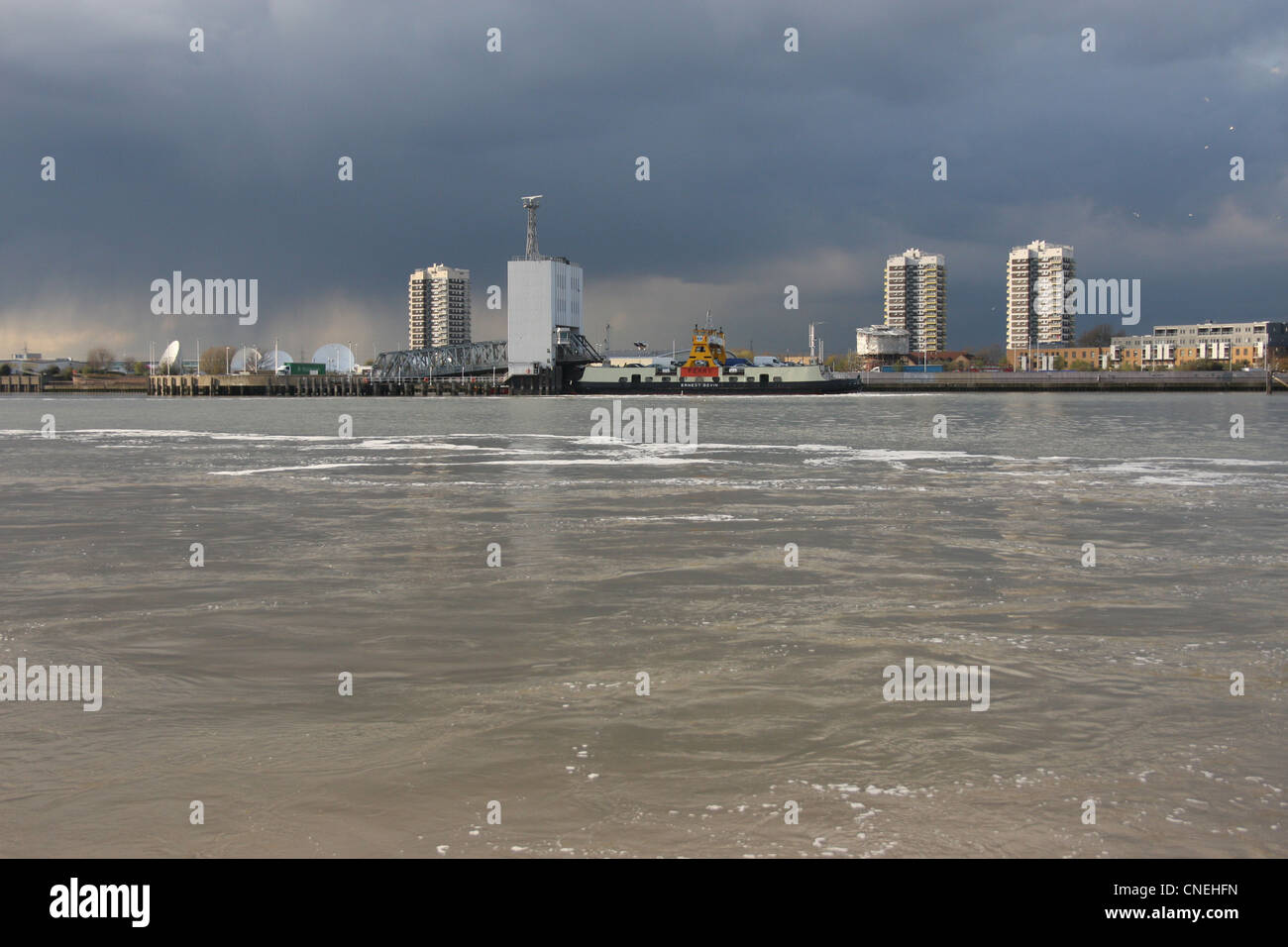 Il Woolwich Ferry libero è un servizio navetta in barca attraverso il fiume Thames, London, Regno Unito. Foto Stock