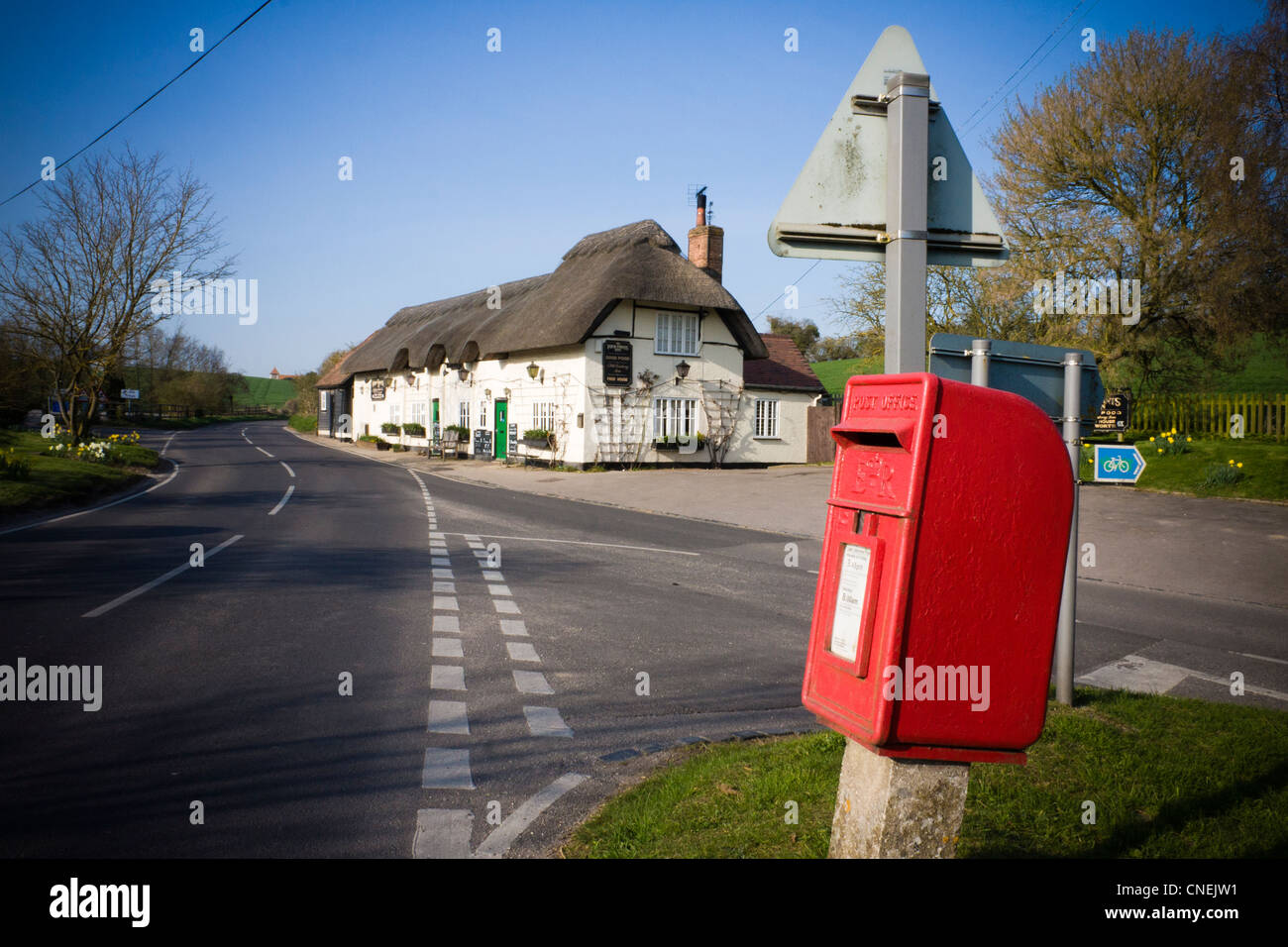 Rosso casella di posta su un pilastro nel rurale Berkshire villaggio di Aldworth. Foto Stock