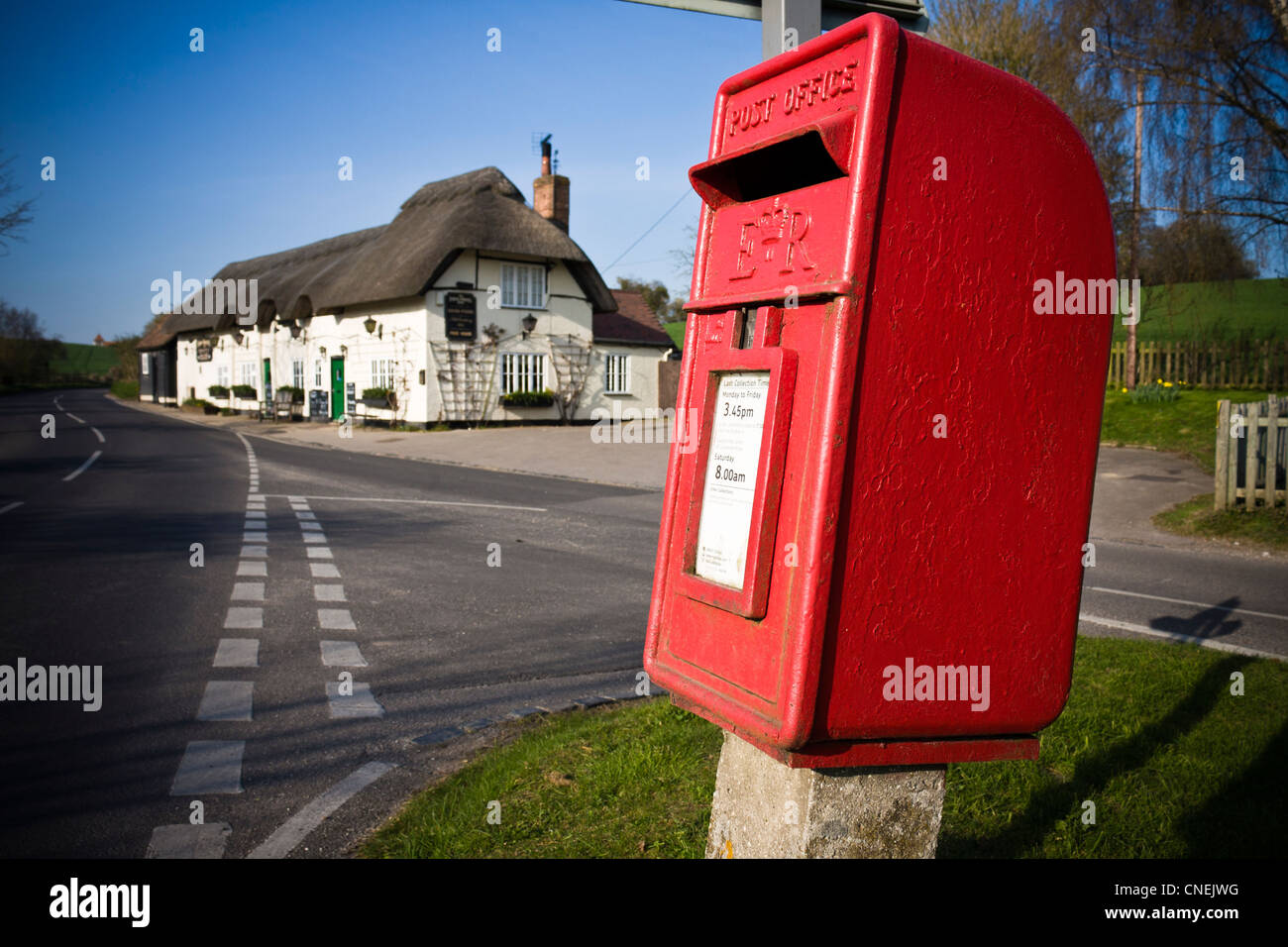 Rosso casella di posta su un pilastro nel rurale Berkshire villaggio di Aldworth. Foto Stock