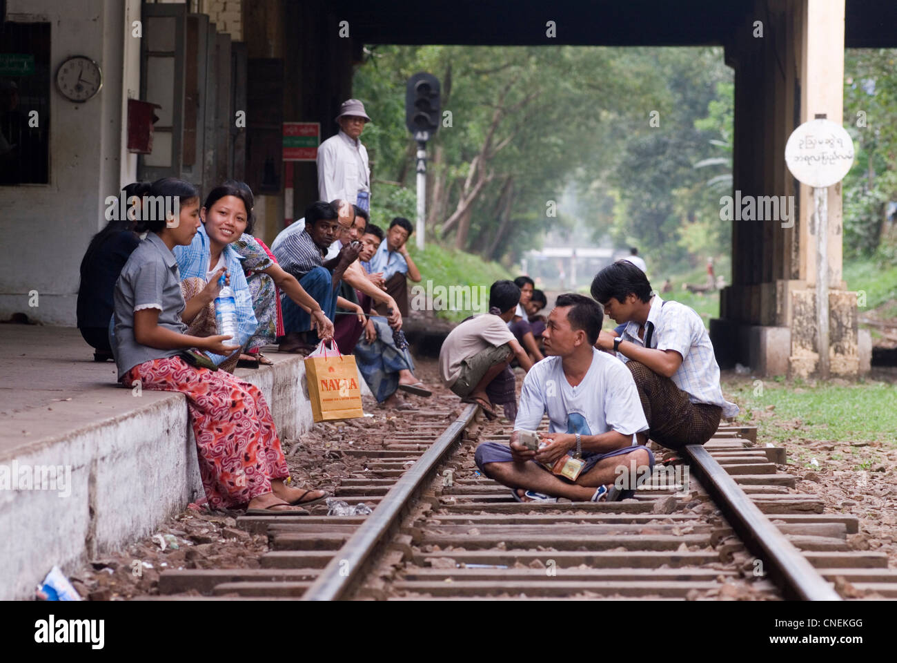 La Birmania di persone in attesa di un treno. Rangoon Myanmay stazione ferroviaria Foto Stock