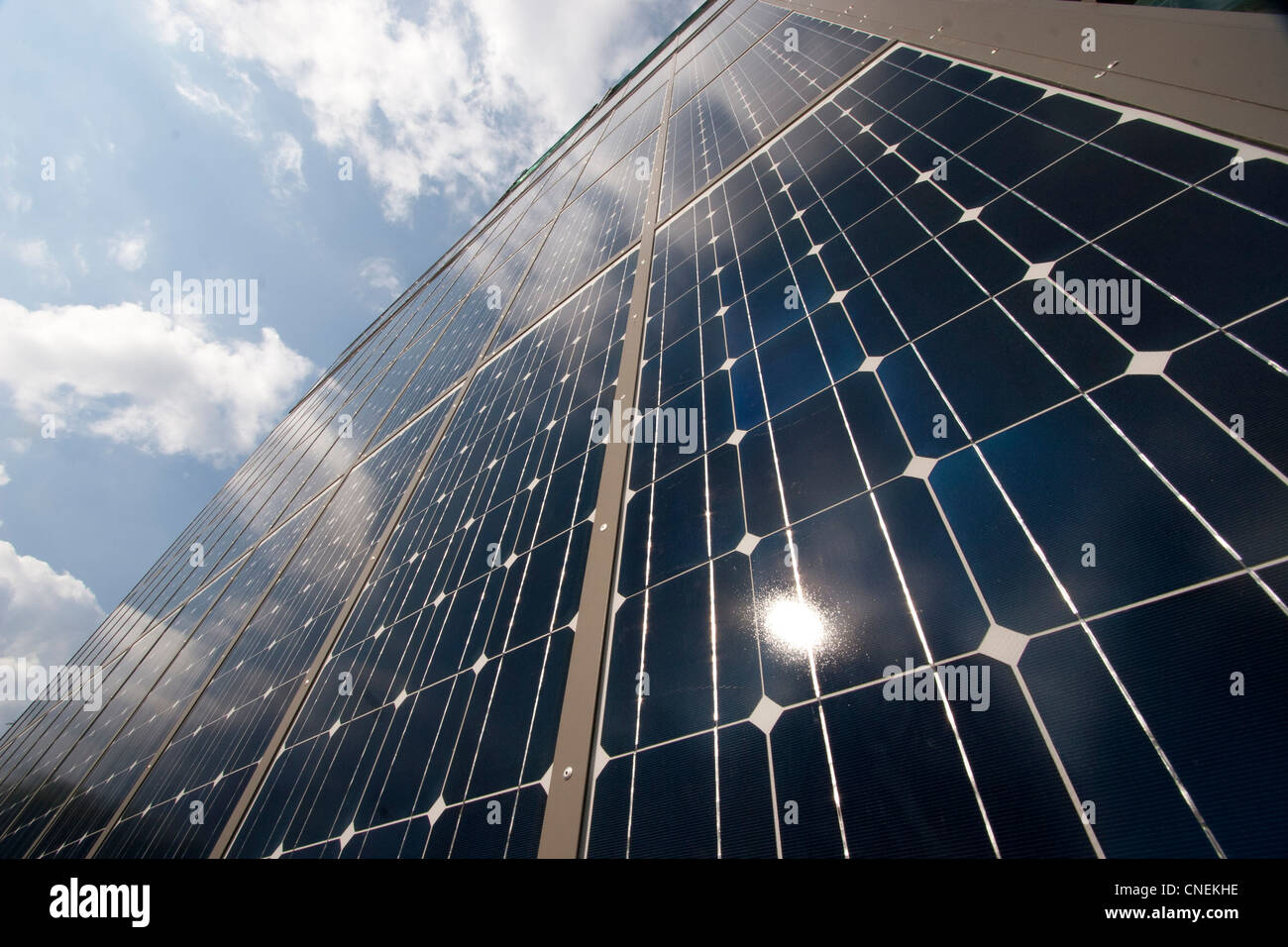 Solar PV dei pannelli sul lato del palazzo in Edinburgh Foto Stock