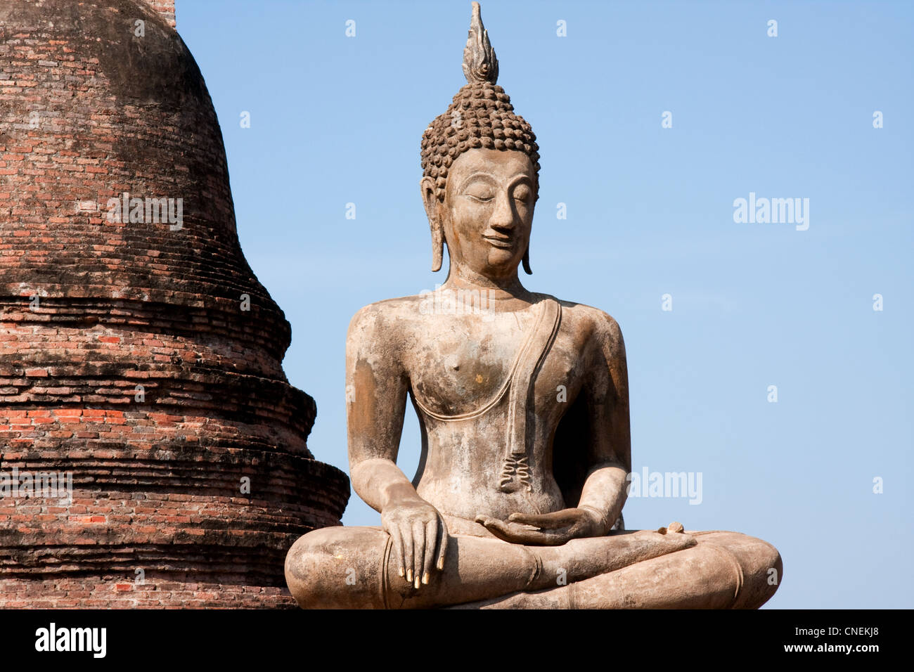 Buddha seduto all'interno di Wat Mahathat, Sukhothai, Thailandia Foto Stock