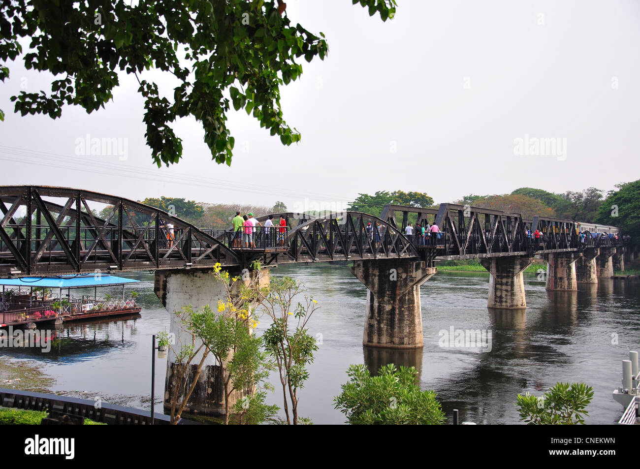 Il Ponte sul Fiume Kwai, Kanchanaburi, la Provincia di Kanchanaburi, Thailandia Foto Stock