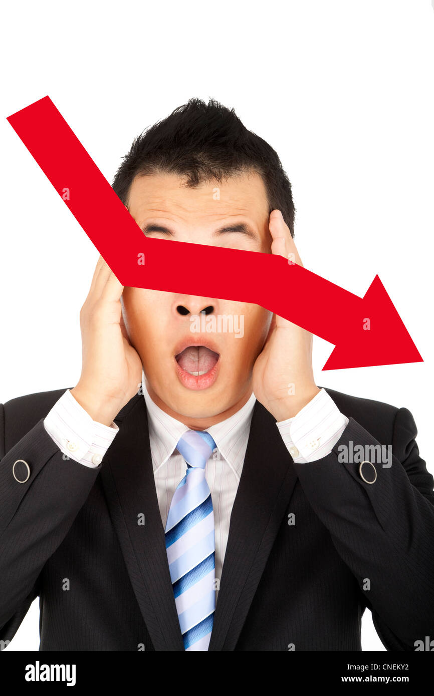 Imprenditore depresso guardando il grafico rosso decrescente Foto Stock