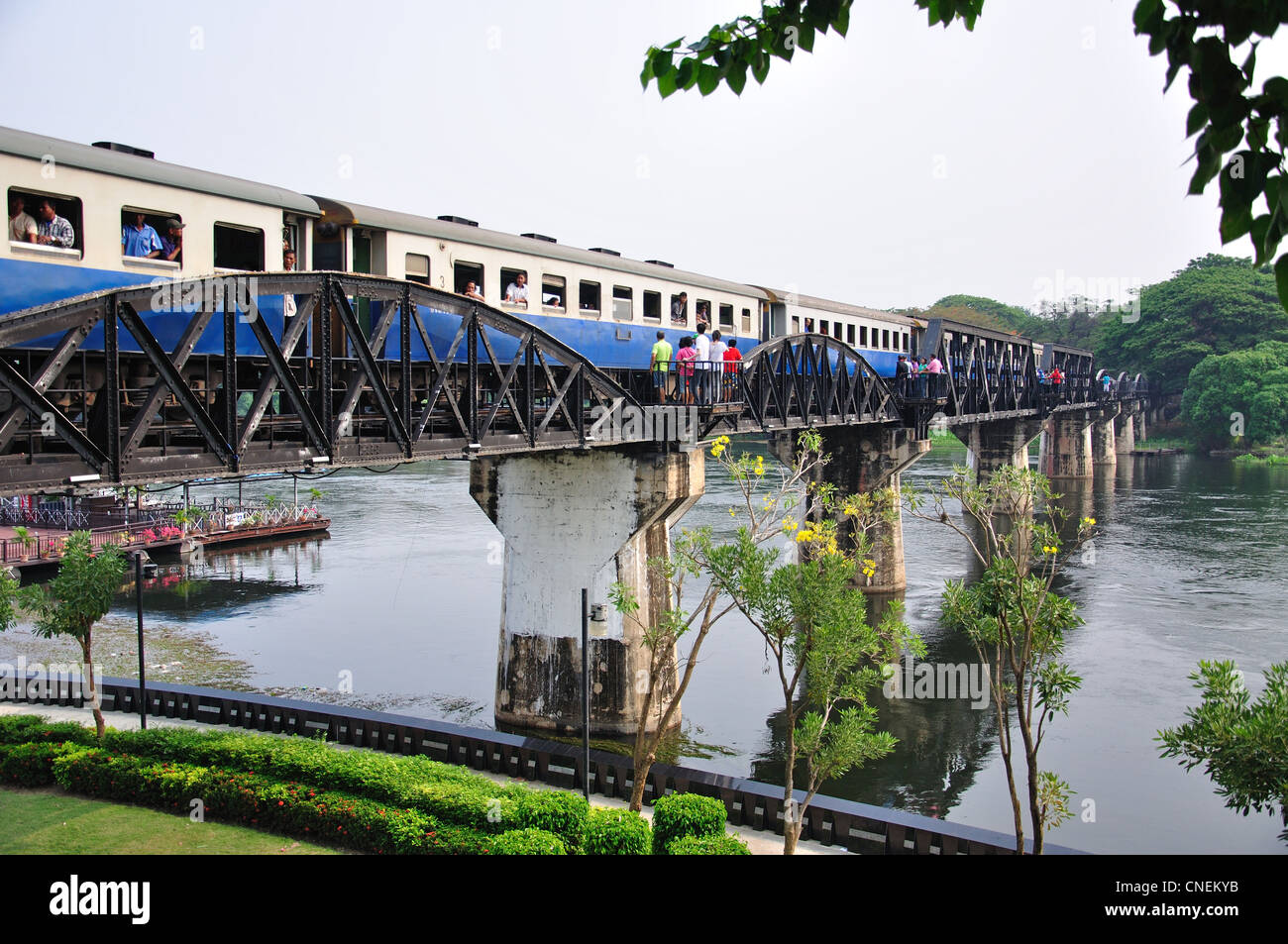 Il Ponte sul Fiume Kwai, Kanchanaburi, la Provincia di Kanchanaburi, Thailandia Foto Stock