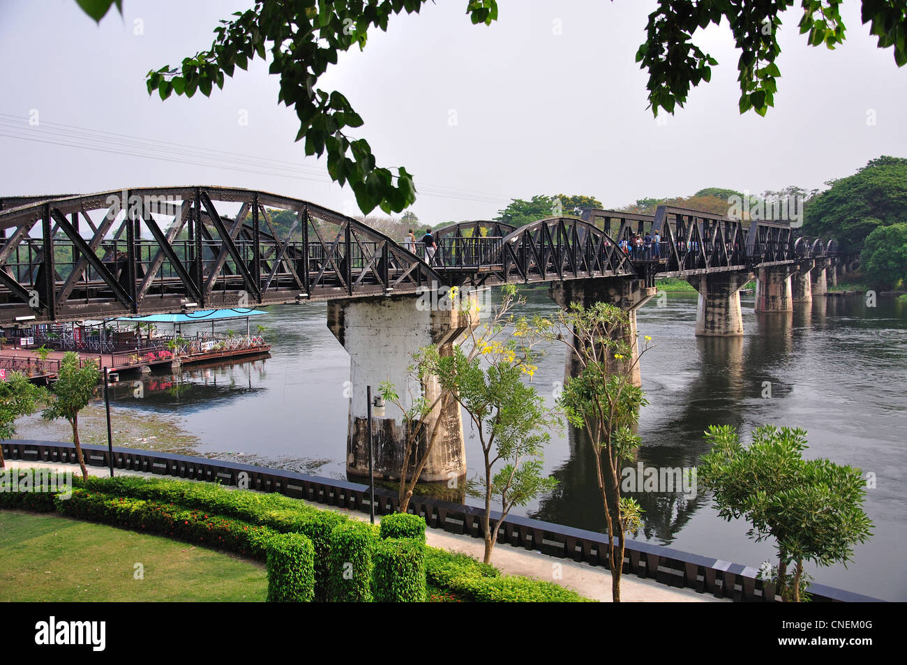 Il Ponte sul Fiume Kwai, Kanchanaburi, la Provincia di Kanchanaburi, Thailandia Foto Stock