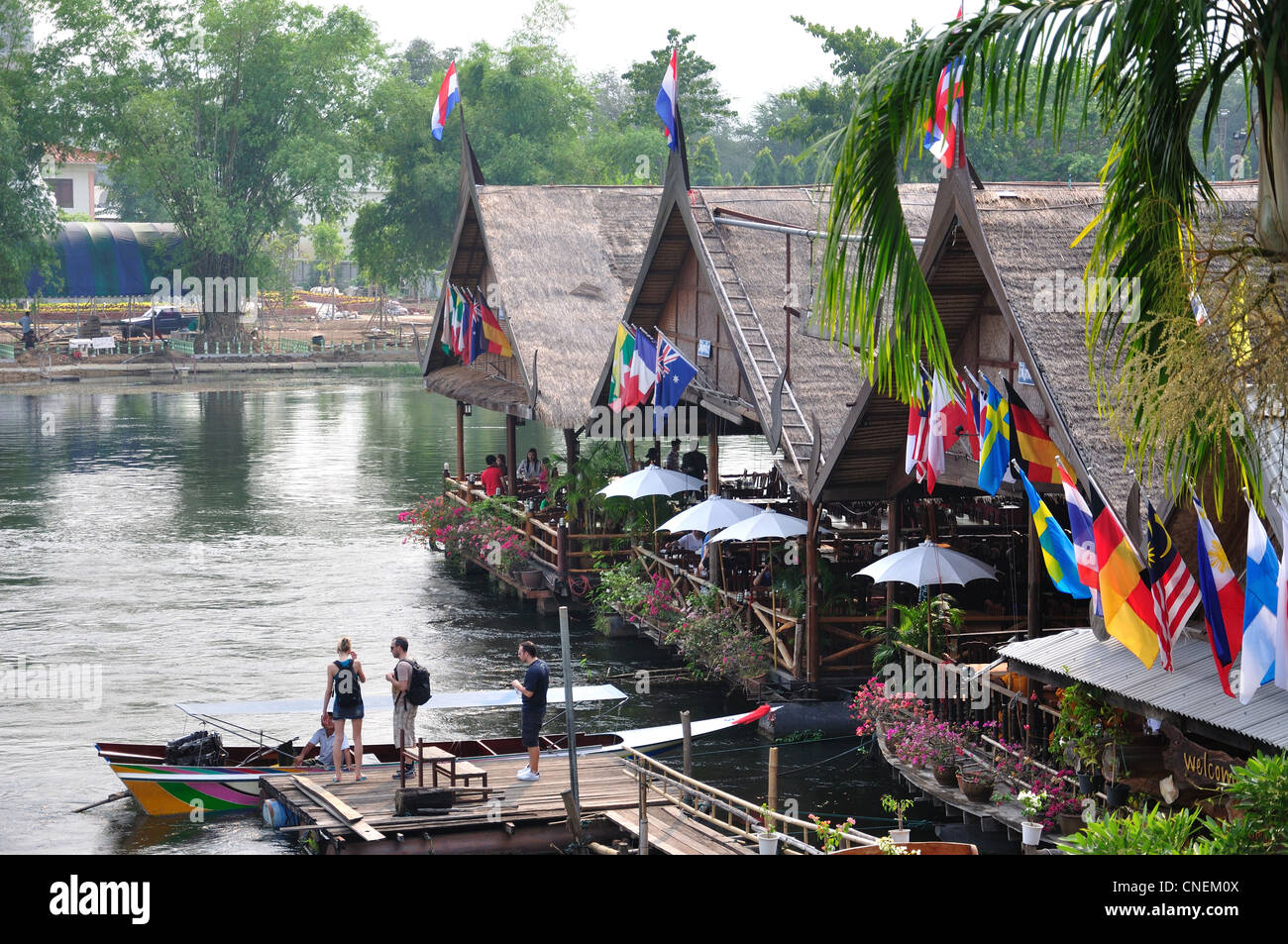Ristorante presso il Ponte sul Fiume Kwai, Kanchanaburi, la Provincia di Kanchanaburi, Thailandia Foto Stock