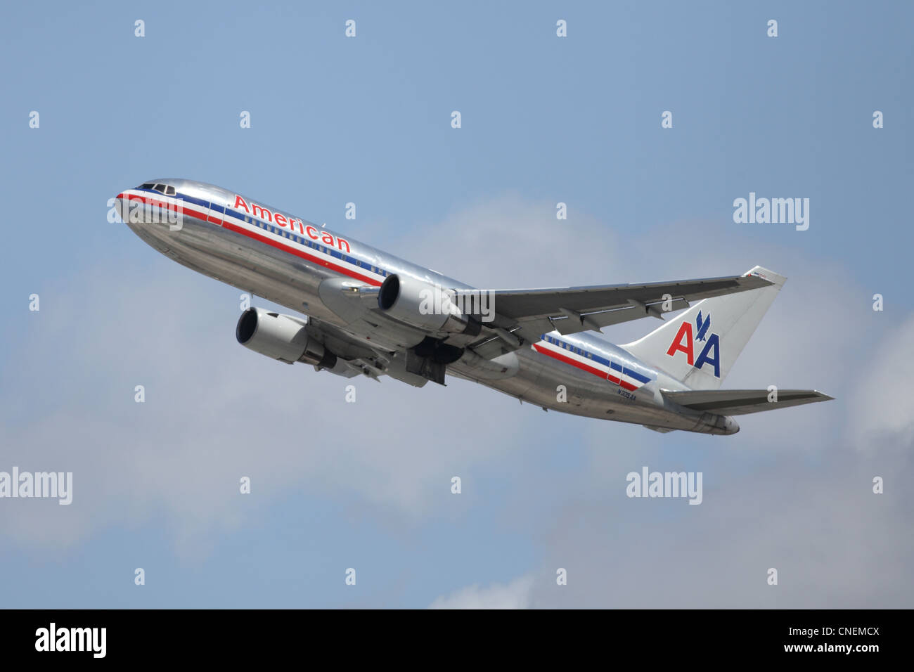 LOS ANGELES, CALIFORNIA, STATI UNITI D'America - 12 Aprile 2012 - Un American Airlines 737 jet aereo decolla dall'Aeroporto di Los Angeles. Foto Stock