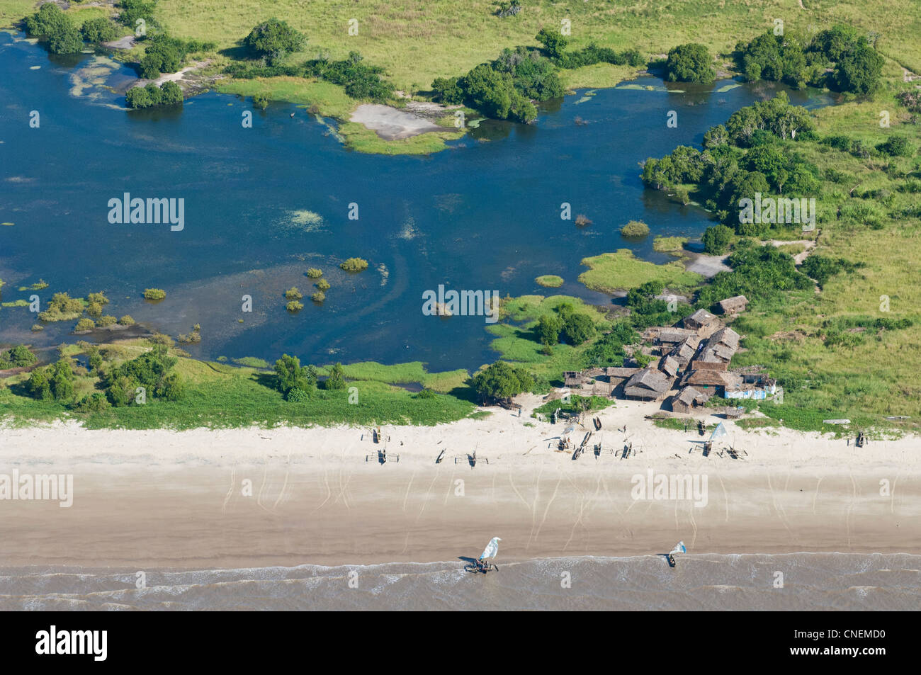 Il villaggio di pescatori in una laguna sulla spiaggia di Pwani regione, vista aerea, Tanzania Foto Stock